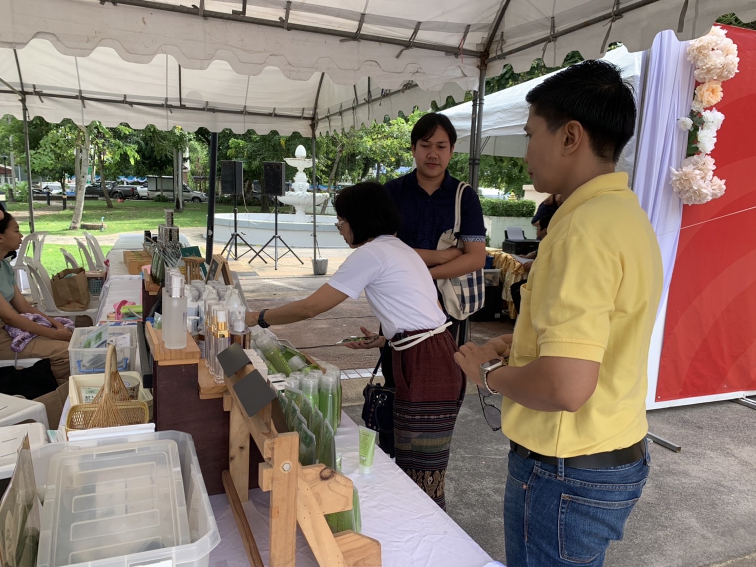 พช. ฉะเชิงเทรา จัดกิจกรรมทดสอบตลาด ภายใต้โครงการส่งเสริมกระบวนการเครือข่ายองค์ความรู้ (Knowledge – Based OTOP : KBO) โครงการพัฒนาผลิตภัณฑ์ OTOP กลุ่มปรับตัวสู่การพัฒนา (Quadrant D) ให้มีคุณภาพมาตรฐาน