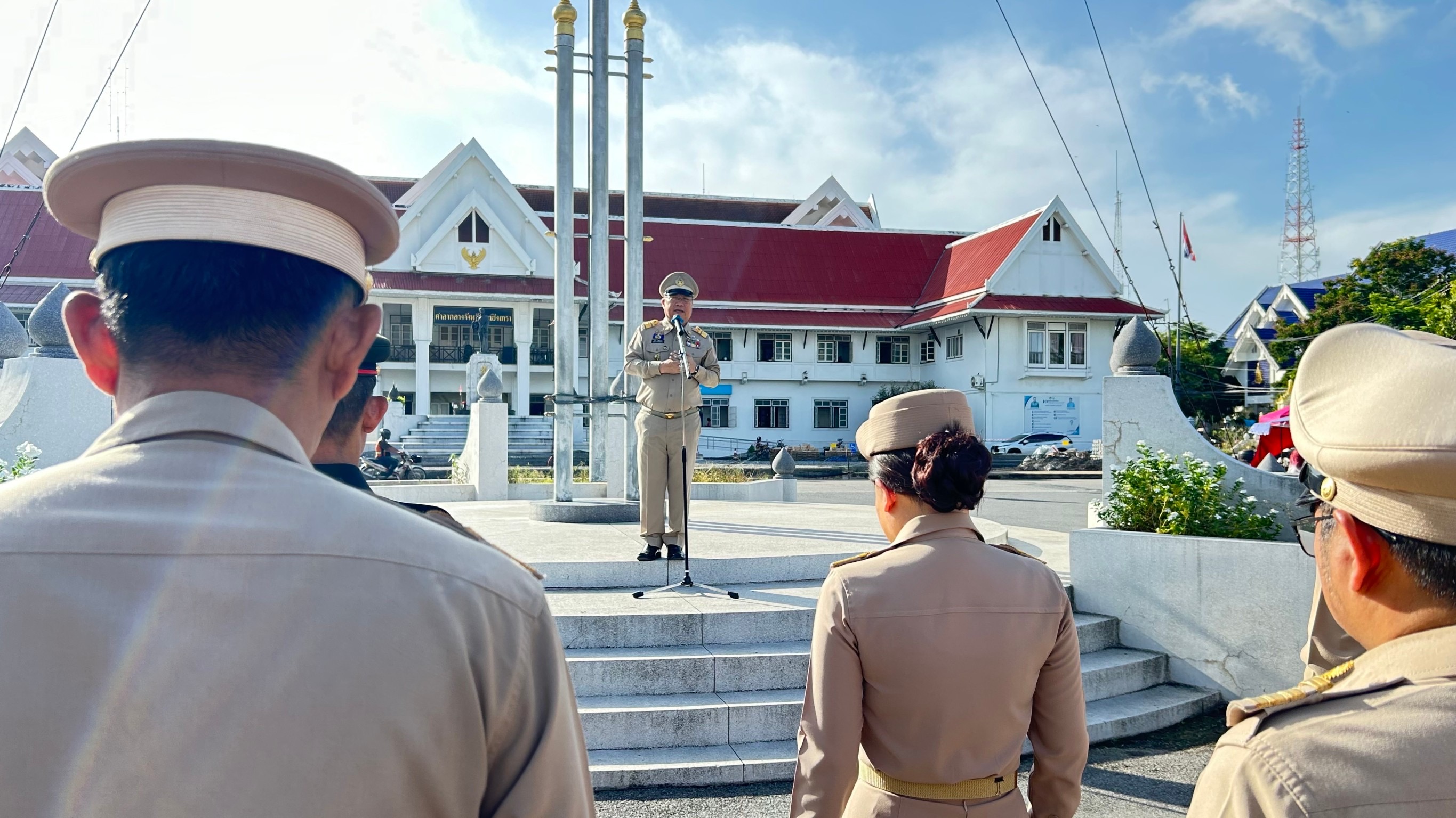 รักชาติ ภูมิใจในชาติ รำลึกในพระมหากรุณาธิคุณ !! พช. ฉะเชิงเทราเข้าร่วมกิจกรรมเข้าแถวเคารพธงชาติ