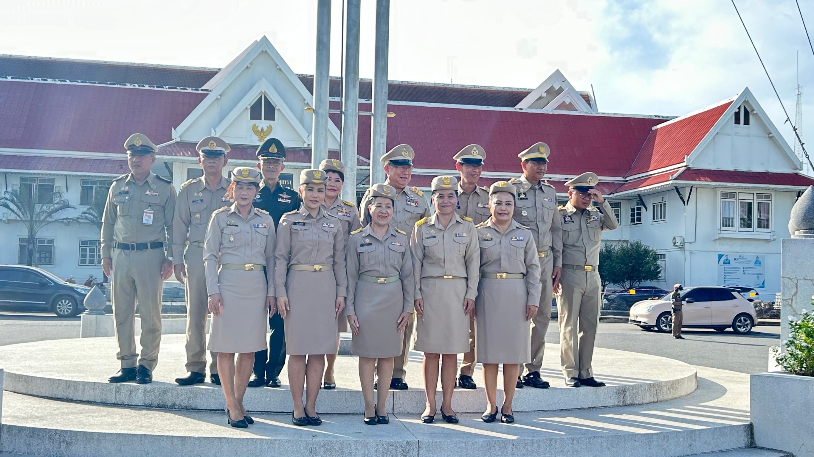 รักชาติ ภูมิใจในชาติ รำลึกในพระมหากรุณาธิคุณ !! พช. ฉะเชิงเทราเข้าร่วมกิจกรรมเข้าแถวเคารพธงชาติ