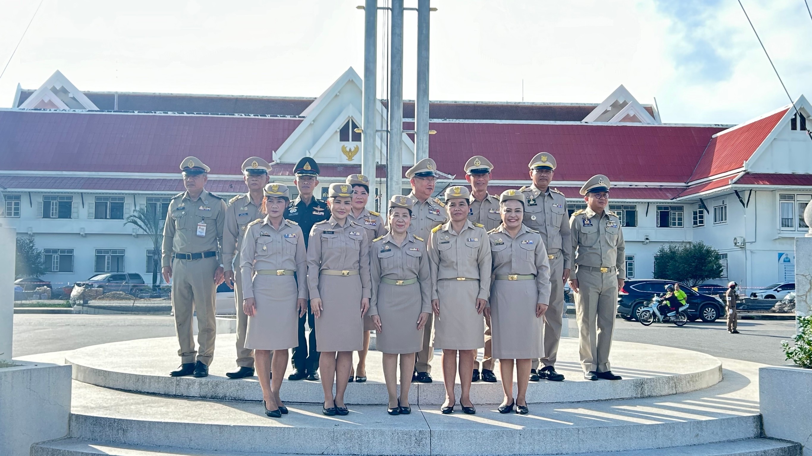 รักชาติ ภูมิใจในชาติ รำลึกในพระมหากรุณาธิคุณ !! พช. ฉะเชิงเทราเข้าร่วมกิจกรรมเข้าแถวเคารพธงชาติ