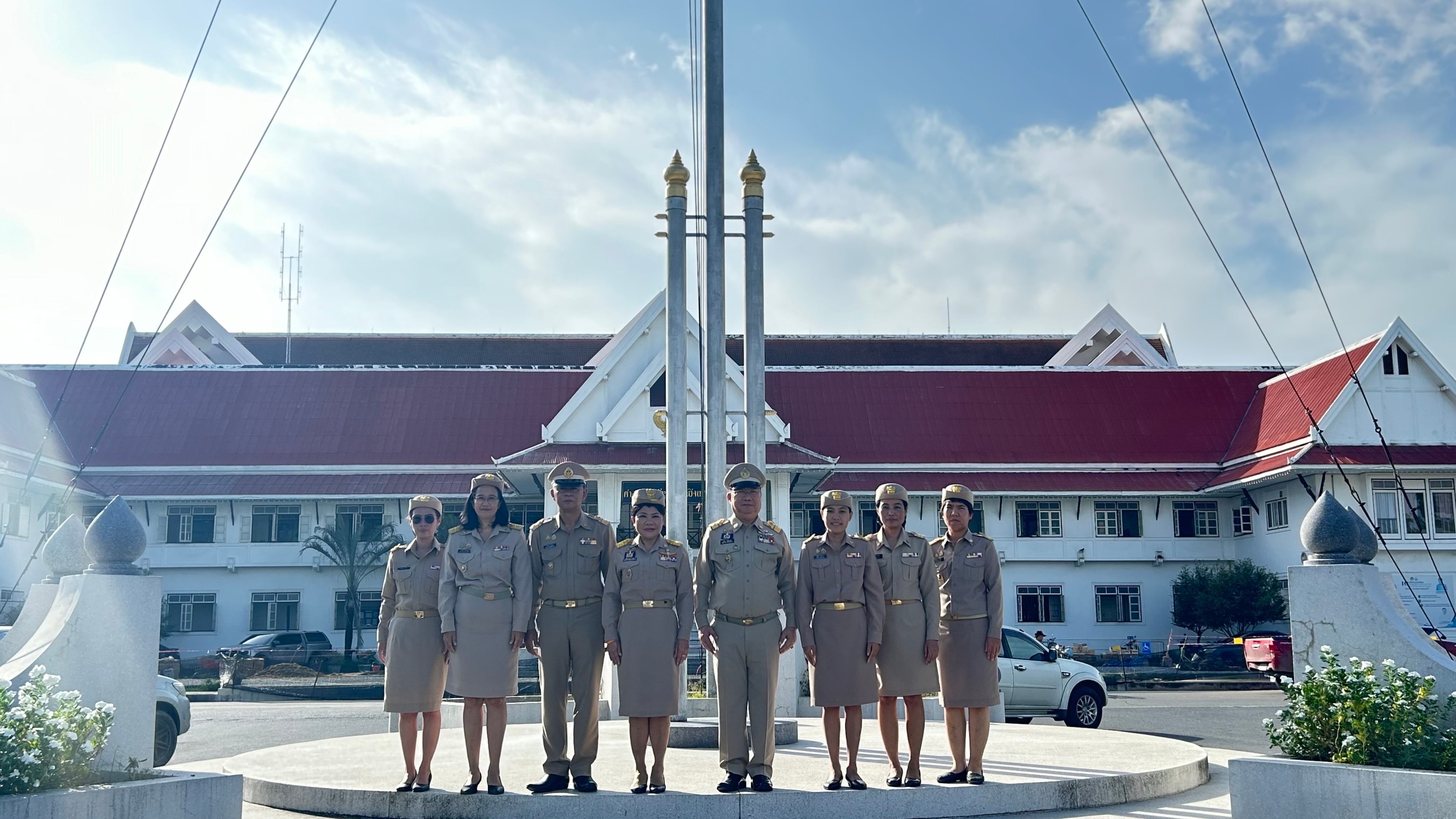 รักชาติ ภูมิใจในชาติ รำลึกในพระมหากรุณาธิคุณ !! พช. ฉะเชิงเทราเข้าร่วมกิจกรรมเข้าแถวเคารพธงชาติ