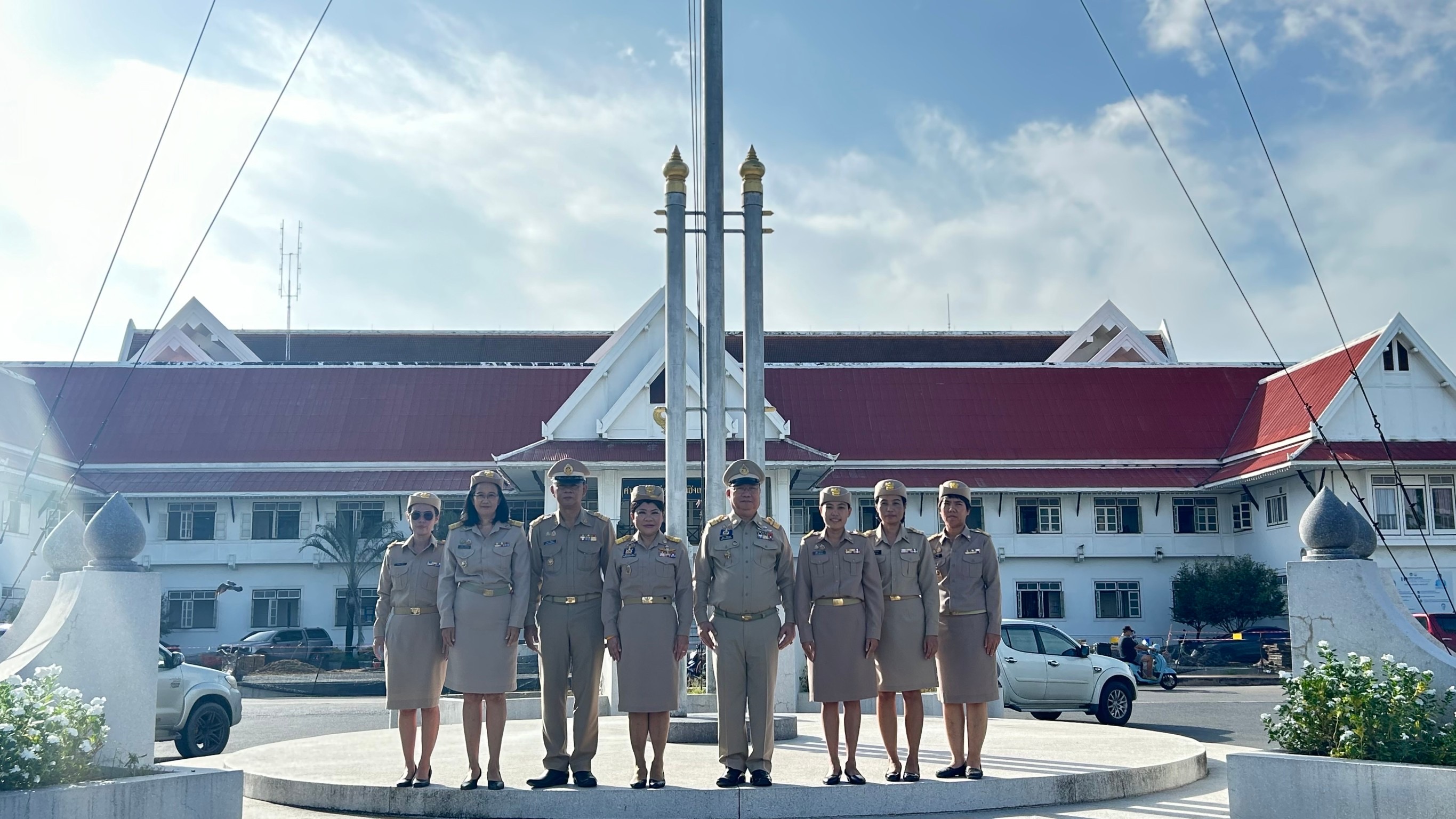 รักชาติ ภูมิใจในชาติ รำลึกในพระมหากรุณาธิคุณ !! พช. ฉะเชิงเทราเข้าร่วมกิจกรรมเข้าแถวเคารพธงชาติ