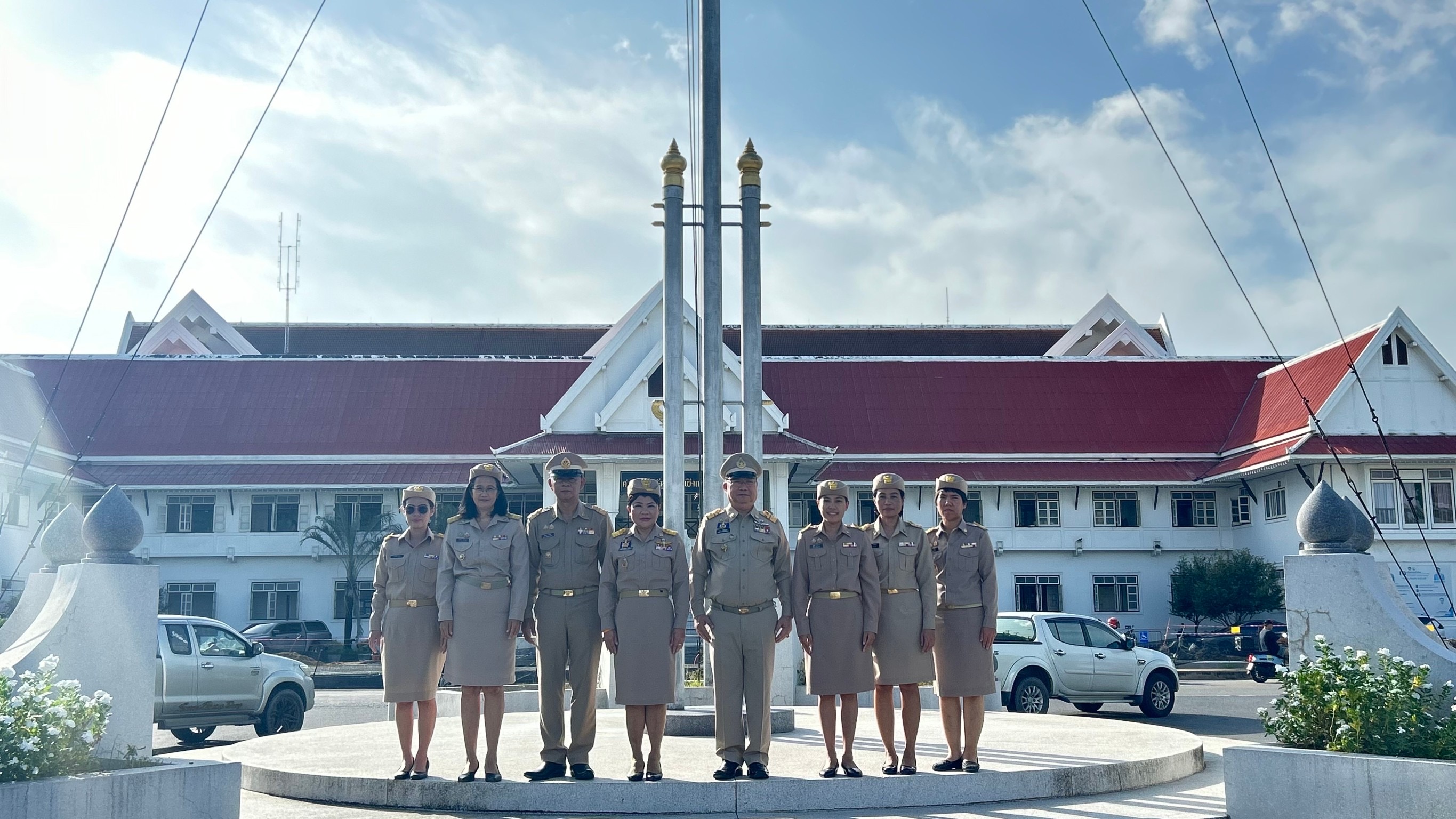 รักชาติ ภูมิใจในชาติ รำลึกในพระมหากรุณาธิคุณ !! พช. ฉะเชิงเทราเข้าร่วมกิจกรรมเข้าแถวเคารพธงชาติ