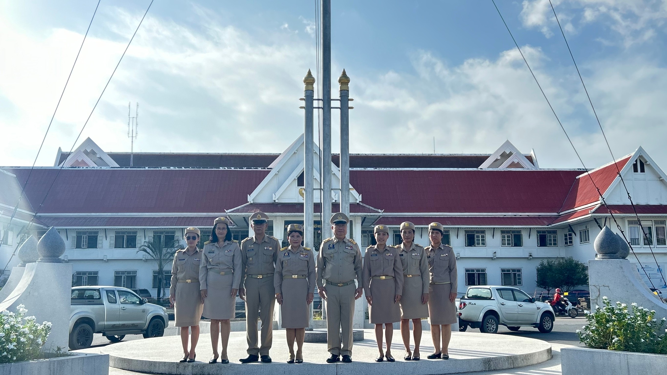 รักชาติ ภูมิใจในชาติ รำลึกในพระมหากรุณาธิคุณ !! พช. ฉะเชิงเทราเข้าร่วมกิจกรรมเข้าแถวเคารพธงชาติ
