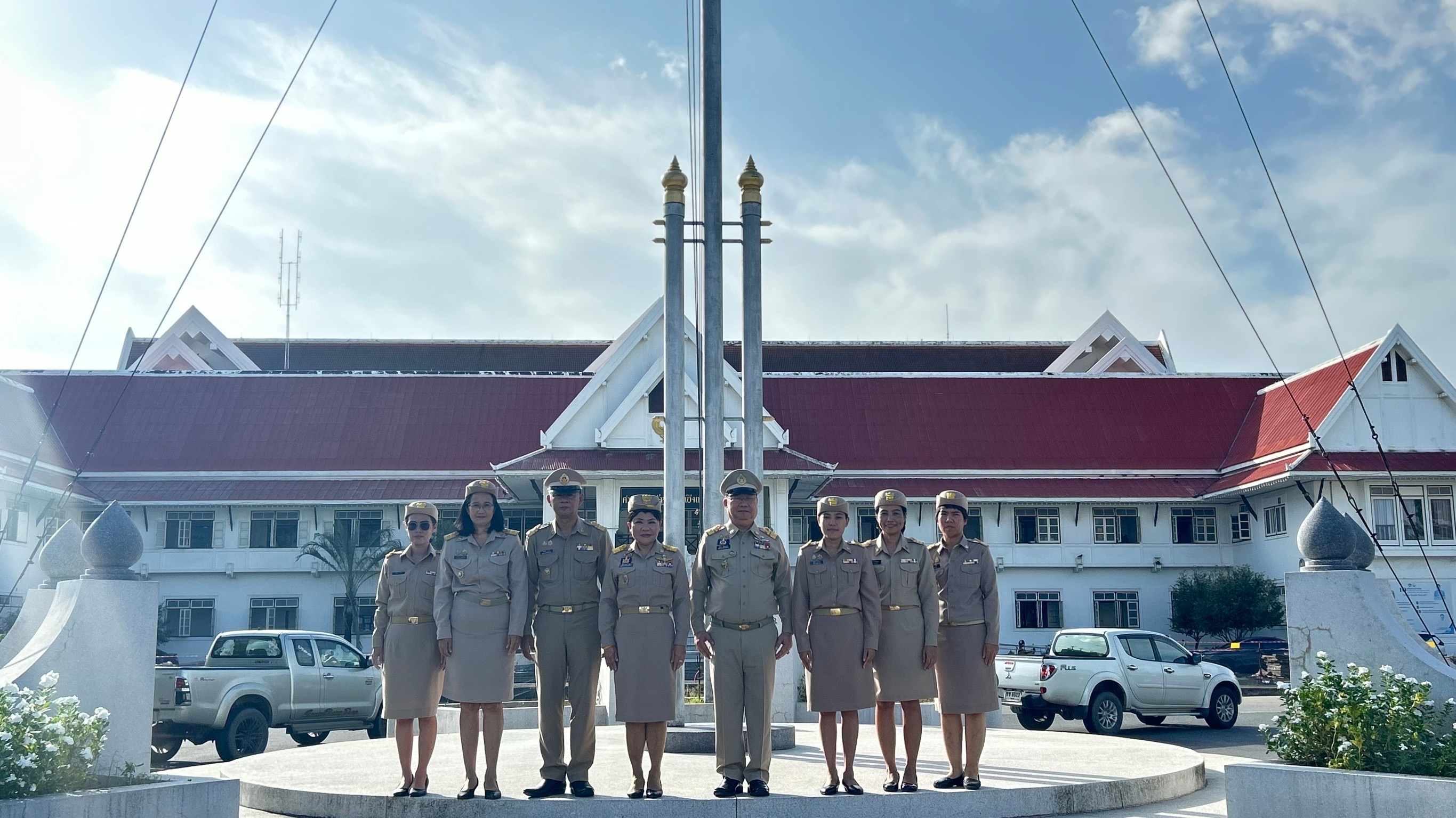 รักชาติ ภูมิใจในชาติ รำลึกในพระมหากรุณาธิคุณ !! พช. ฉะเชิงเทราเข้าร่วมกิจกรรมเข้าแถวเคารพธงชาติ