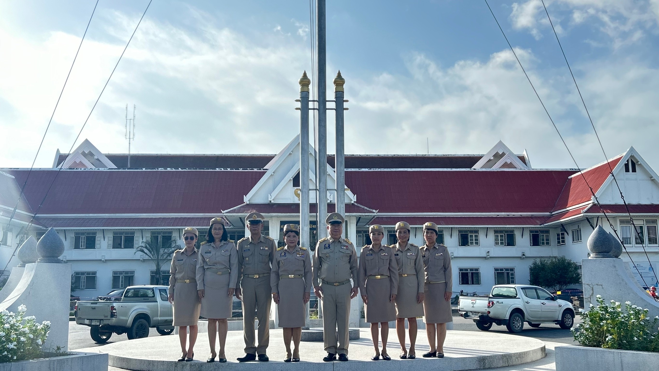 รักชาติ ภูมิใจในชาติ รำลึกในพระมหากรุณาธิคุณ !! พช. ฉะเชิงเทราเข้าร่วมกิจกรรมเข้าแถวเคารพธงชาติ