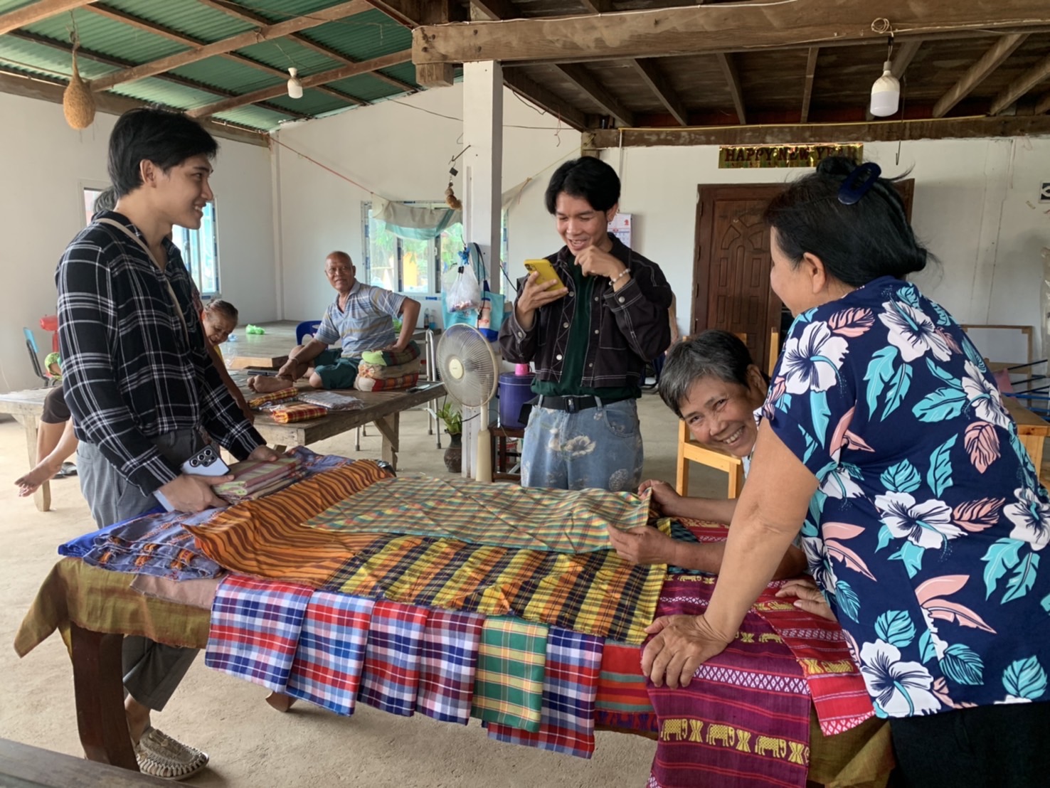 พช. ฉะเชิงเทรา ลงพื้นที่ศึกษาข้อมูลผ้าในจังหวัดฉะเชิงเทรา และเพื่อเตรียมความพร้อมในการประกวดนักออกแบบผ้าไทยใส่ให้สนุกรุ่นใหม่ ระดับภาคกลาง