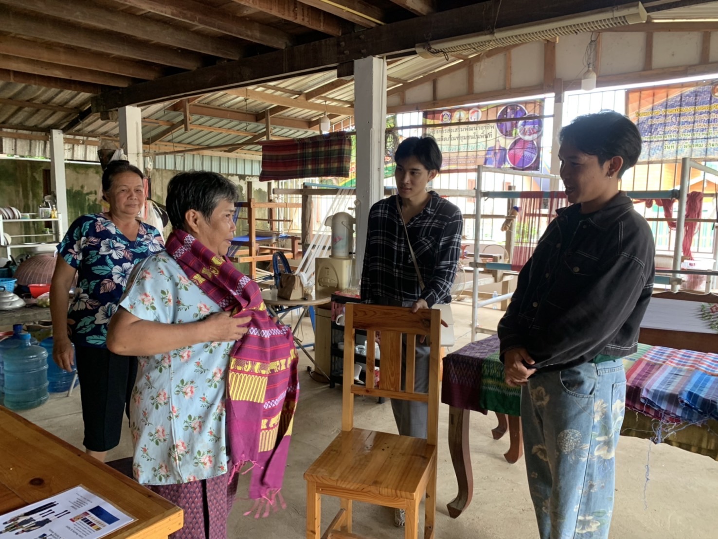 พช. ฉะเชิงเทรา ลงพื้นที่ศึกษาข้อมูลผ้าในจังหวัดฉะเชิงเทรา และเพื่อเตรียมความพร้อมในการประกวดนักออกแบบผ้าไทยใส่ให้สนุกรุ่นใหม่ ระดับภาคกลาง