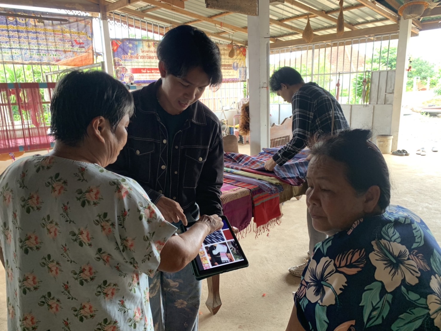 พช. ฉะเชิงเทรา ลงพื้นที่ศึกษาข้อมูลผ้าในจังหวัดฉะเชิงเทรา และเพื่อเตรียมความพร้อมในการประกวดนักออกแบบผ้าไทยใส่ให้สนุกรุ่นใหม่ ระดับภาคกลาง