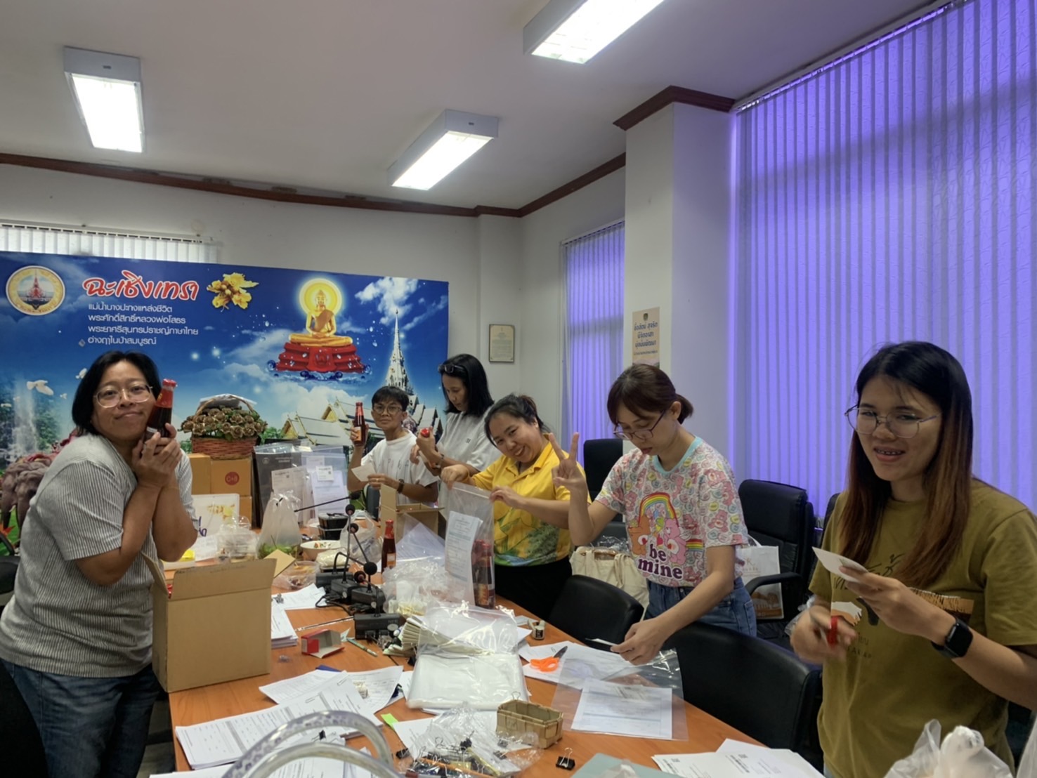 พช. ฉะเชิงเทรา ติด QR CODE และบรรจุผลิตภัณฑ์ OTOP เพื่อเตรียมส่งผลิตภัณฑ์ OTOP จังหวัดฉะเชิงเทรา เข้าร่วมโครงการคัดสรรสุดยอดหนึ่งตำบล หนึ่งผลิตภัณฑ์ไทย ปี พ.ศ.2567 (OTOP Product Champion : OPC)