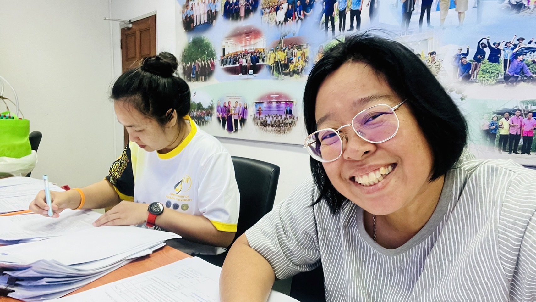 พช. ฉะเชิงเทรา ติด QR CODE และบรรจุผลิตภัณฑ์ OTOP เพื่อเตรียมส่งผลิตภัณฑ์ OTOP จังหวัดฉะเชิงเทรา เข้าร่วมโครงการคัดสรรสุดยอดหนึ่งตำบล หนึ่งผลิตภัณฑ์ไทย ปี พ.ศ.2567 (OTOP Product Champion : OPC)