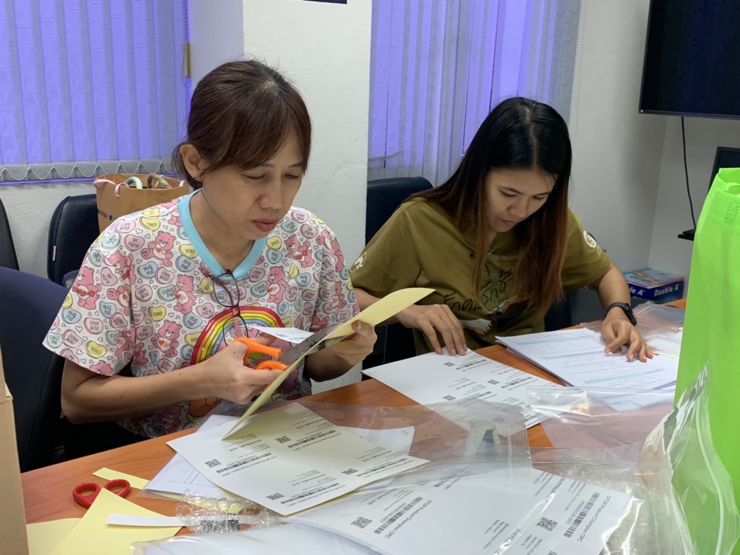 พช. ฉะเชิงเทรา ติด QR CODE และบรรจุผลิตภัณฑ์ OTOP เพื่อเตรียมส่งผลิตภัณฑ์ OTOP จังหวัดฉะเชิงเทรา เข้าร่วมโครงการคัดสรรสุดยอดหนึ่งตำบล หนึ่งผลิตภัณฑ์ไทย ปี พ.ศ.2567 (OTOP Product Champion : OPC)