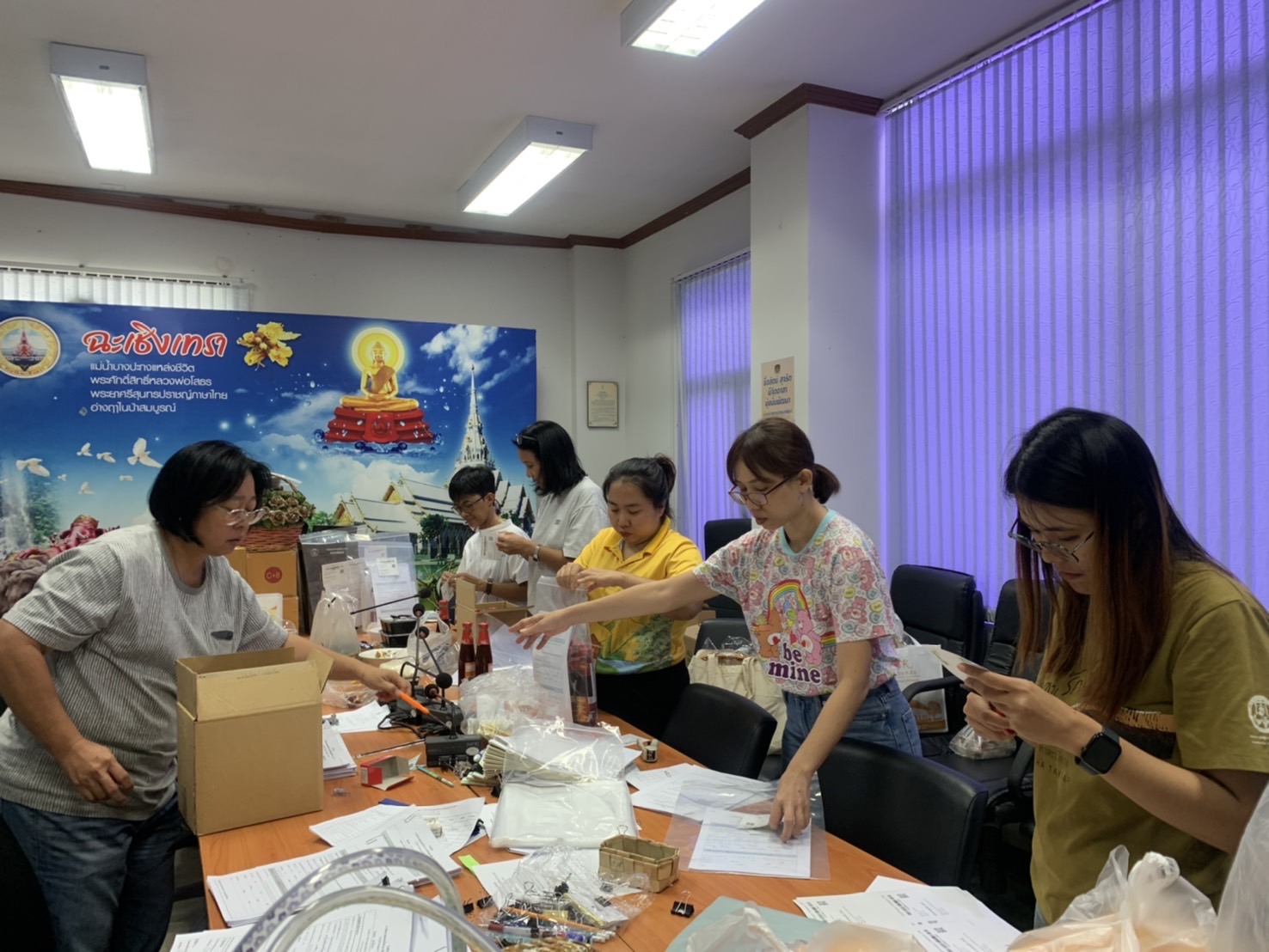 พช. ฉะเชิงเทรา ติด QR CODE และบรรจุผลิตภัณฑ์ OTOP เพื่อเตรียมส่งผลิตภัณฑ์ OTOP จังหวัดฉะเชิงเทรา เข้าร่วมโครงการคัดสรรสุดยอดหนึ่งตำบล หนึ่งผลิตภัณฑ์ไทย ปี พ.ศ.2567 (OTOP Product Champion : OPC)