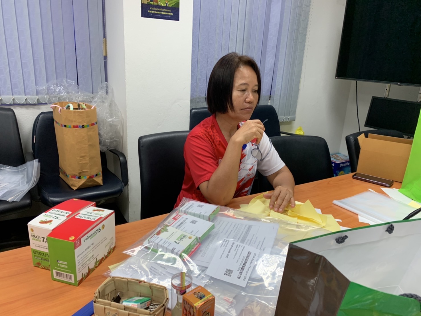 พช. ฉะเชิงเทรา ติด QR CODE และบรรจุผลิตภัณฑ์ OTOP เพื่อเตรียมส่งผลิตภัณฑ์ OTOP จังหวัดฉะเชิงเทรา เข้าร่วมโครงการคัดสรรสุดยอดหนึ่งตำบล หนึ่งผลิตภัณฑ์ไทย ปี พ.ศ.2567 (OTOP Product Champion : OPC)