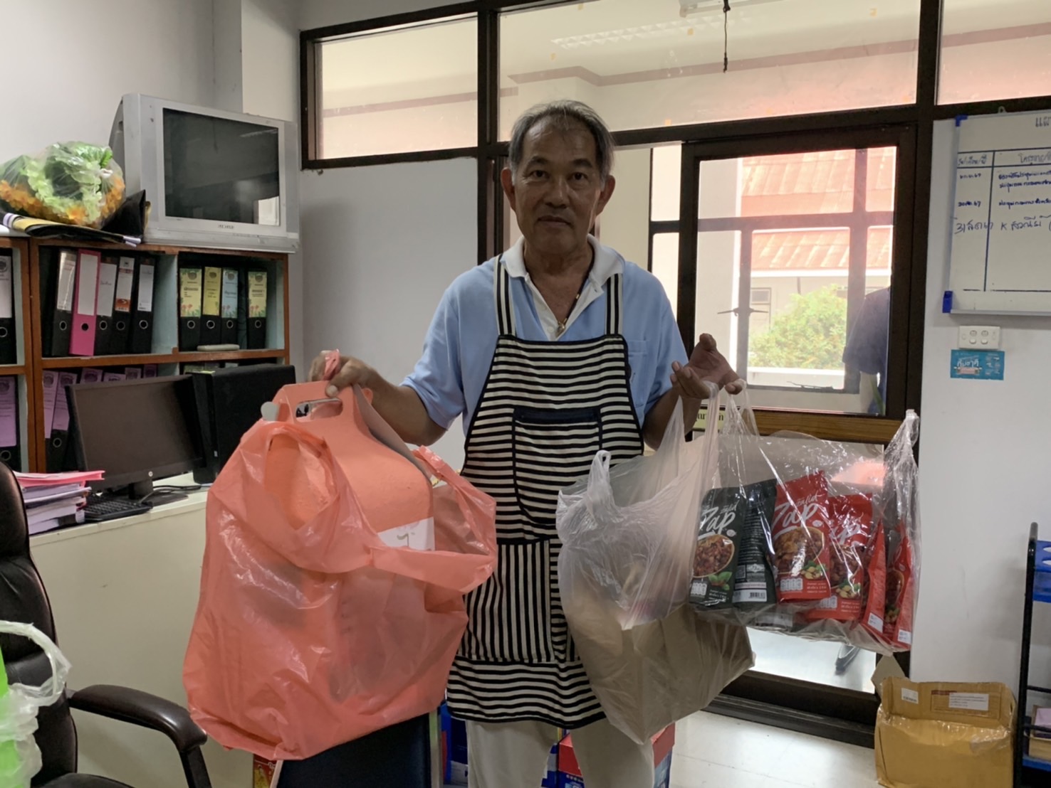 พช. ฉะเชิงเทรา ติด QR CODE และบรรจุผลิตภัณฑ์ OTOP เพื่อเตรียมส่งผลิตภัณฑ์ OTOP จังหวัดฉะเชิงเทรา เข้าร่วมโครงการคัดสรรสุดยอดหนึ่งตำบล หนึ่งผลิตภัณฑ์ไทย ปี พ.ศ.2567 (OTOP Product Champion : OPC)