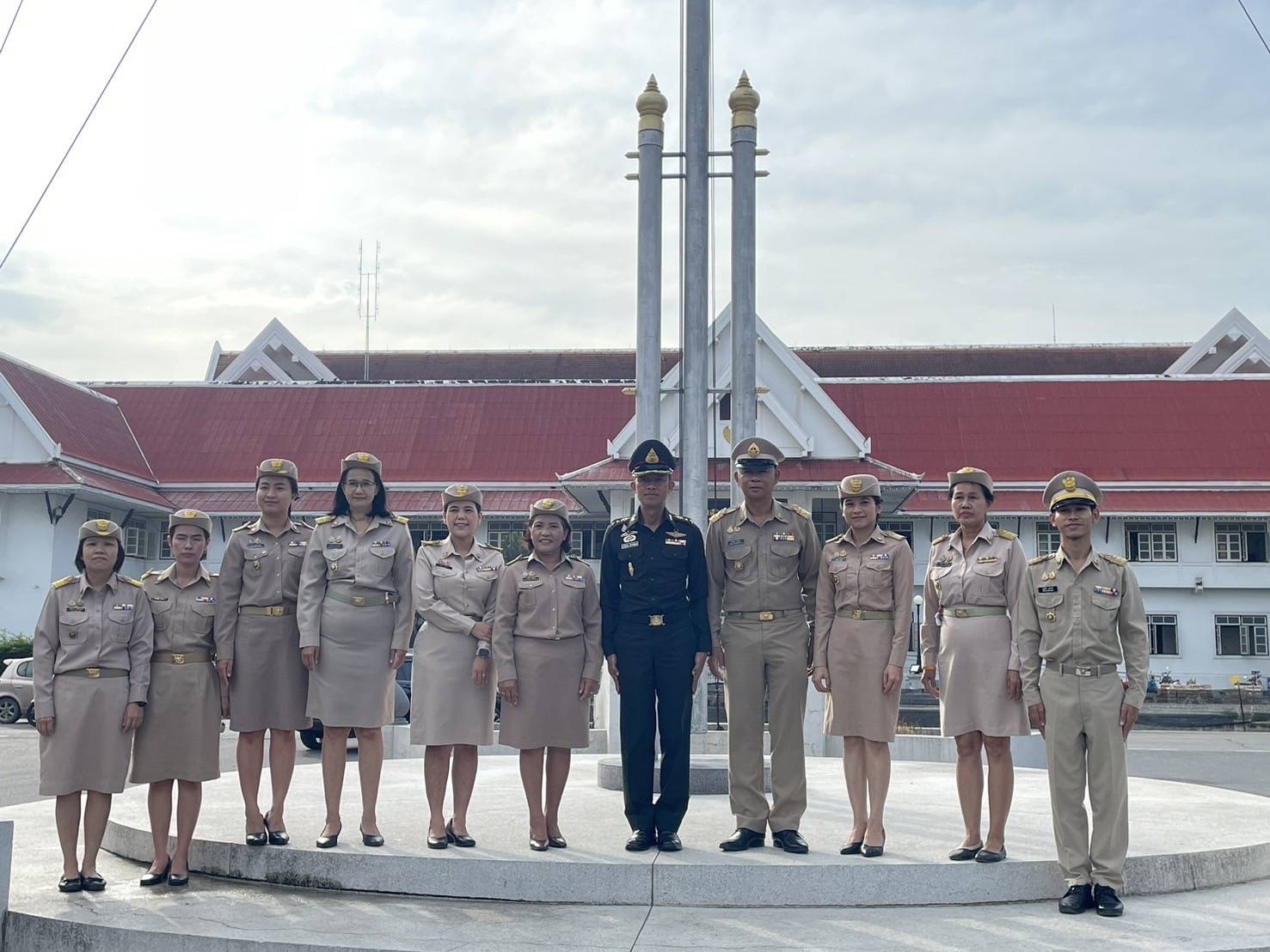 รักชาติ ภูมิใจในชาติ รำลึกในพระมหากรุณาธิคุณ !! พช. ฉะเชิงเทราเข้าร่วมกิจกรรมเข้าแถวเคารพธงชาติ