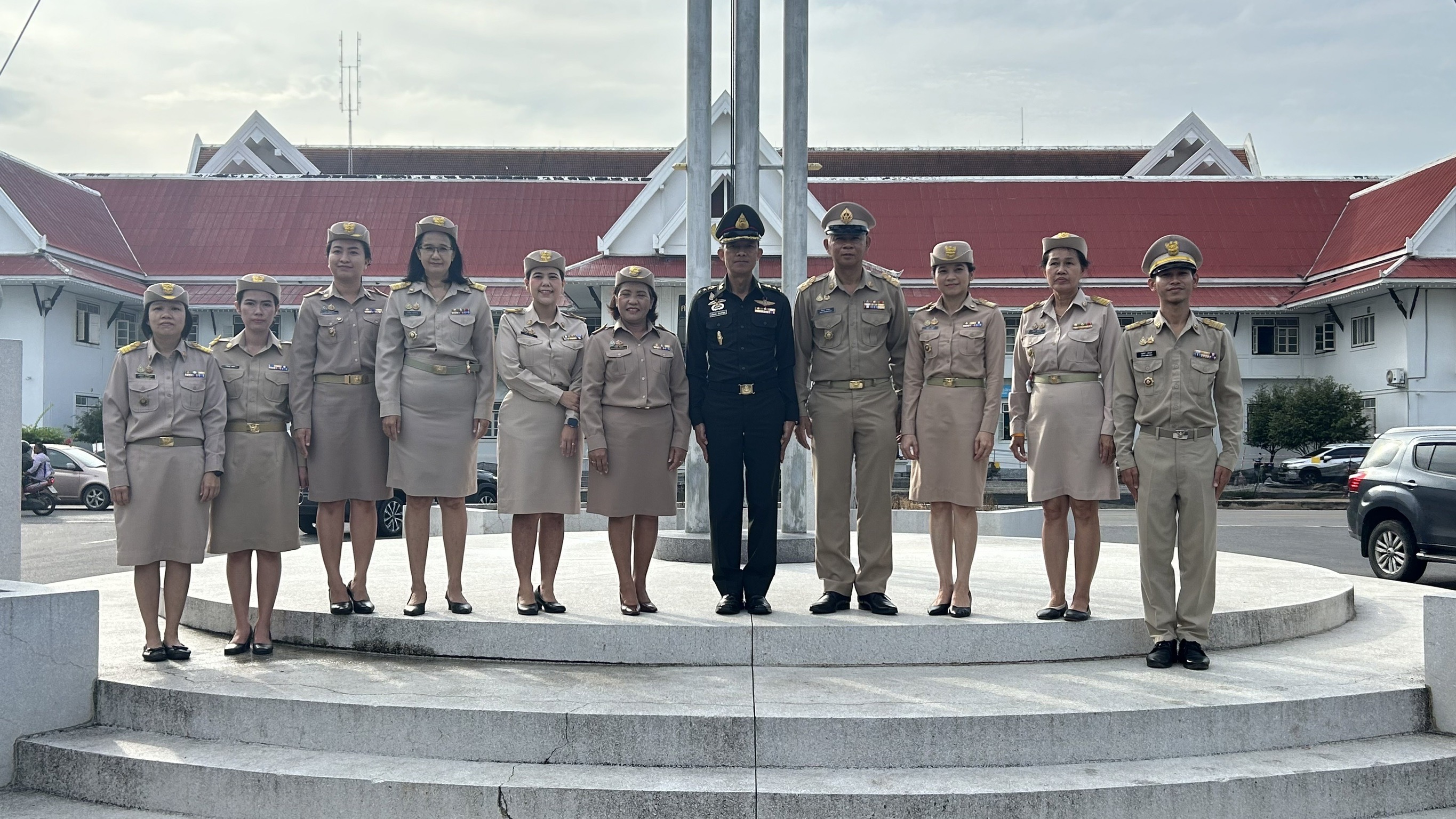 รักชาติ ภูมิใจในชาติ รำลึกในพระมหากรุณาธิคุณ !! พช. ฉะเชิงเทราเข้าร่วมกิจกรรมเข้าแถวเคารพธงชาติ