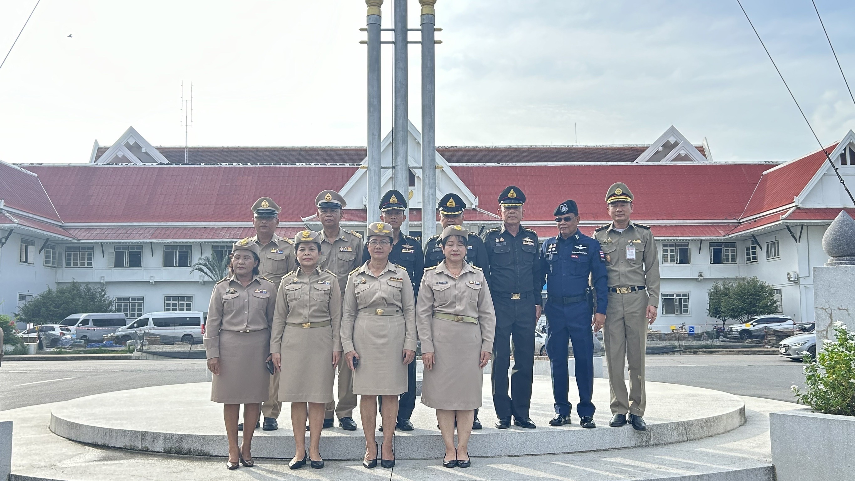 รักชาติ ภูมิใจในชาติ รำลึกในพระมหากรุณาธิคุณ !! พช. ฉะเชิงเทราเข้าร่วมกิจกรรมเข้าแถวเคารพธงชาติ