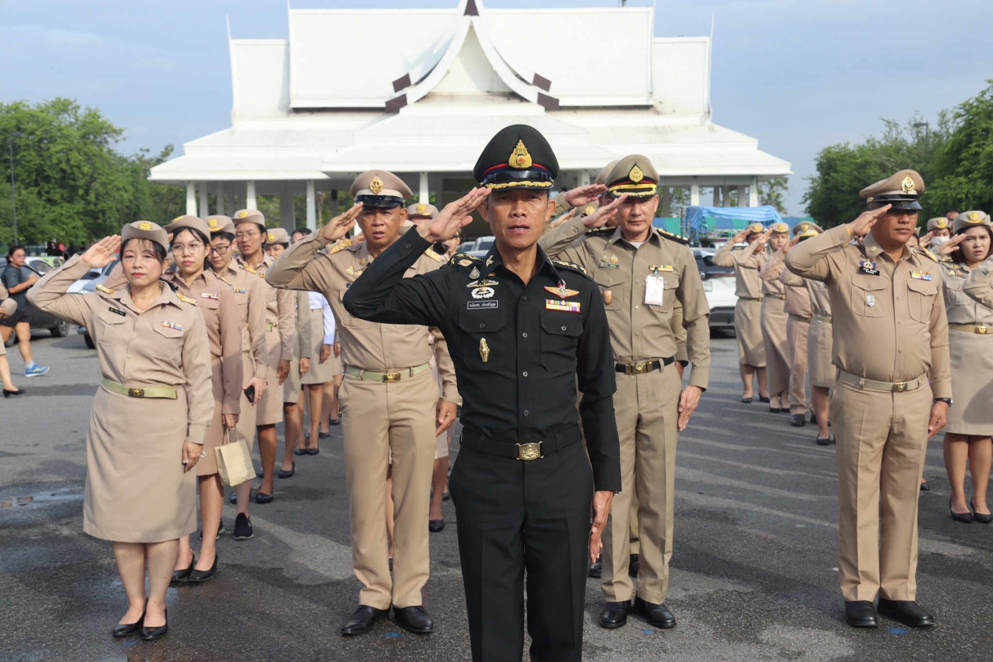 รักชาติ ภูมิใจในชาติ รำลึกในพระมหากรุณาธิคุณ !! พช. ฉะเชิงเทราเข้าร่วมกิจกรรมเข้าแถวเคารพธงชาติ