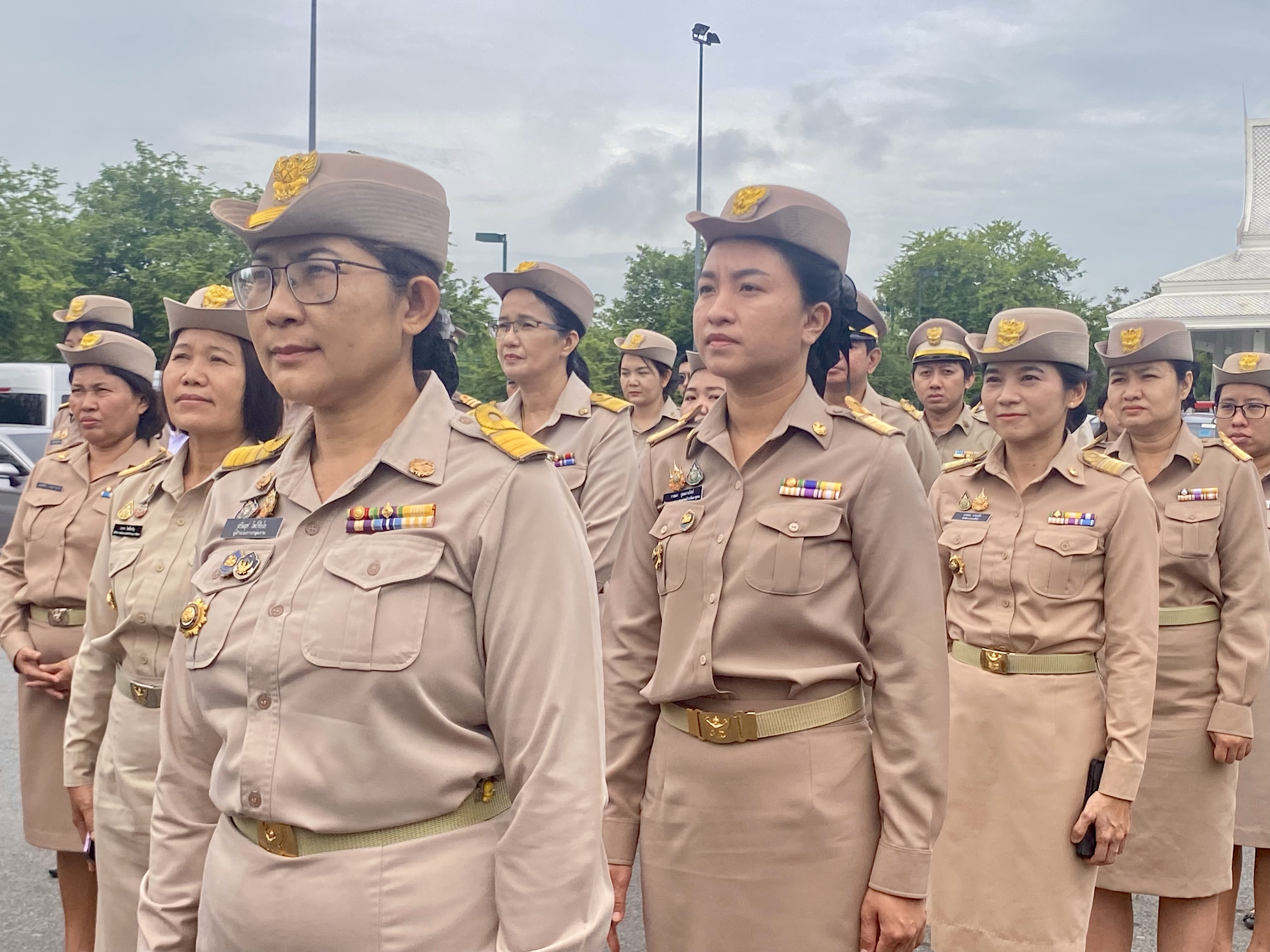 รักชาติ ภูมิใจในชาติ รำลึกในพระมหากรุณาธิคุณ !! พช. ฉะเชิงเทราเข้าร่วมกิจกรรมเข้าแถวเคารพธงชาติ