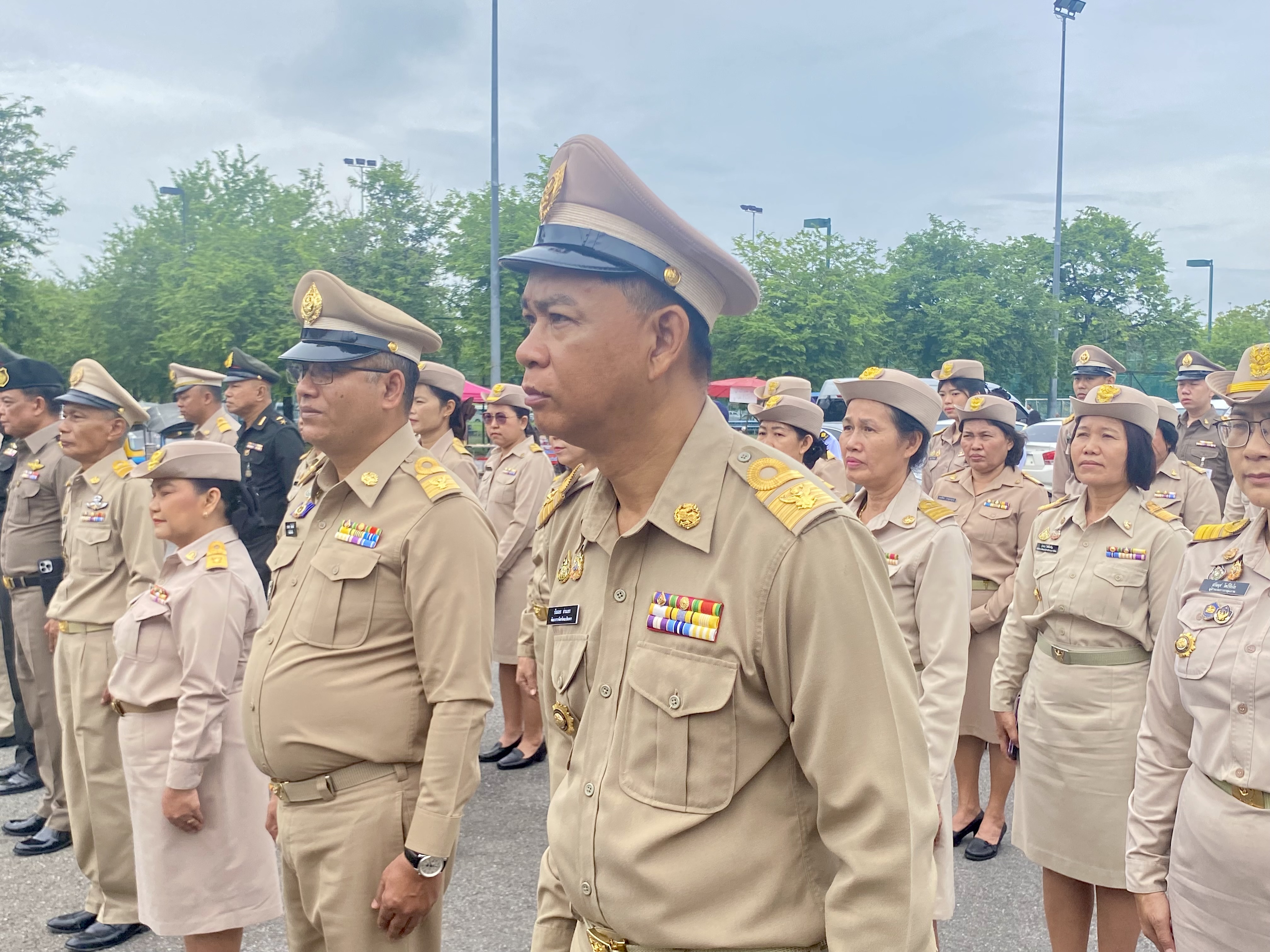 รักชาติ ภูมิใจในชาติ รำลึกในพระมหากรุณาธิคุณ !! พช. ฉะเชิงเทราเข้าร่วมกิจกรรมเข้าแถวเคารพธงชาติ