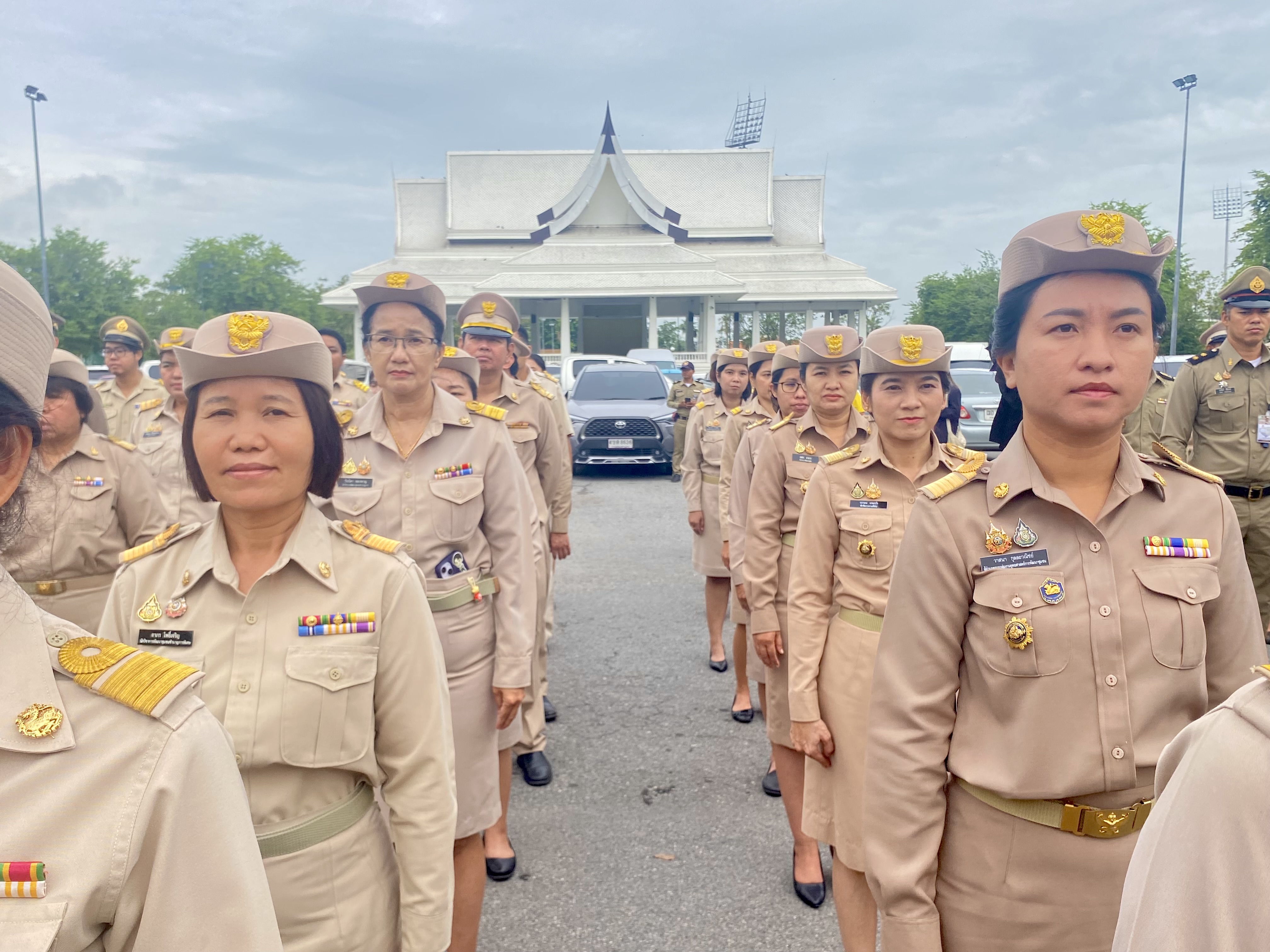 รักชาติ ภูมิใจในชาติ รำลึกในพระมหากรุณาธิคุณ !! พช. ฉะเชิงเทราเข้าร่วมกิจกรรมเข้าแถวเคารพธงชาติ