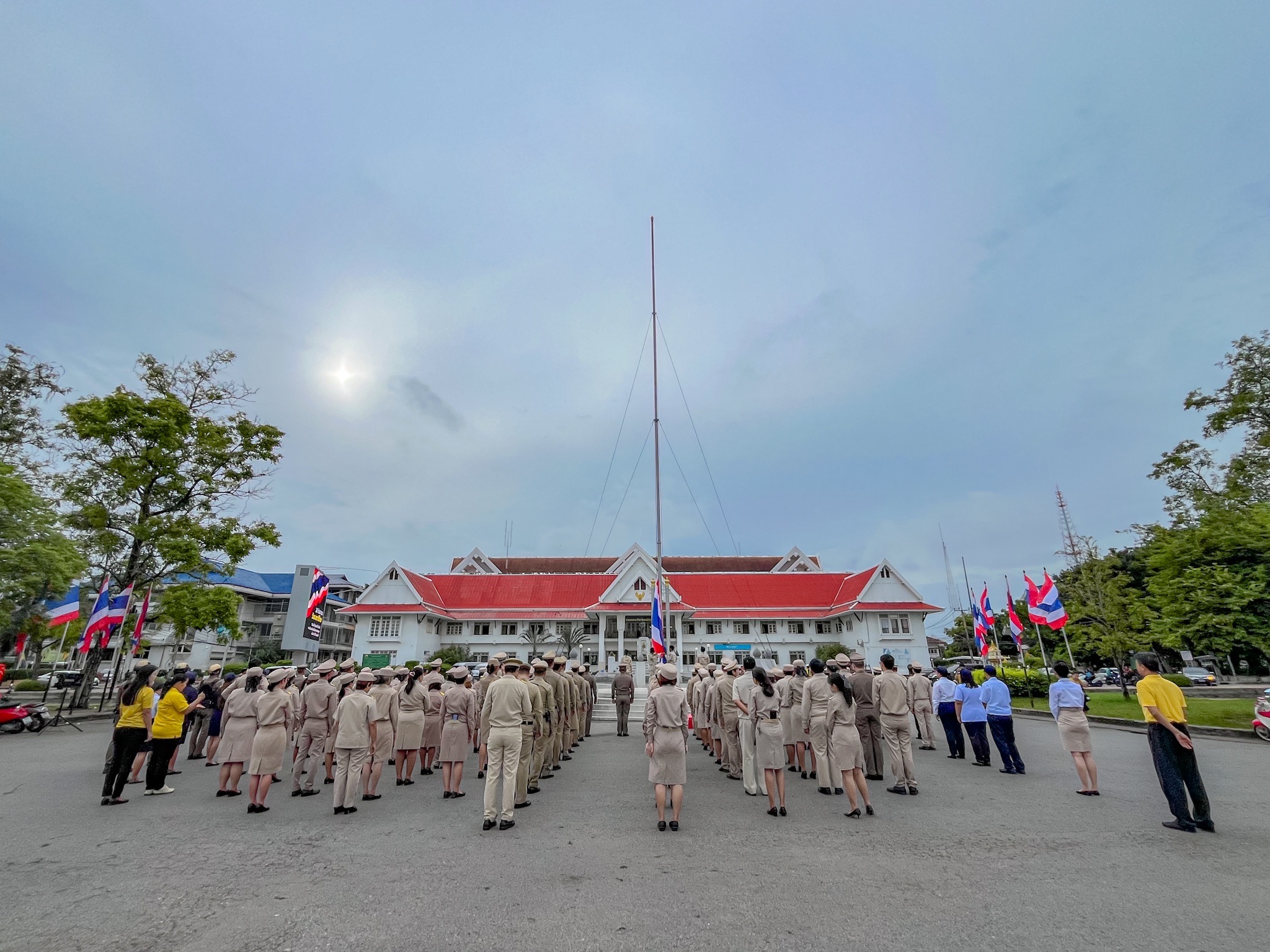รักชาติ ภูมิใจในชาติ รำลึกในพระมหากรุณาธิคุณ !! พช. ฉะเชิงเทราเข้าร่วมกิจกรรมเข้าแถวเคารพธงชาติ