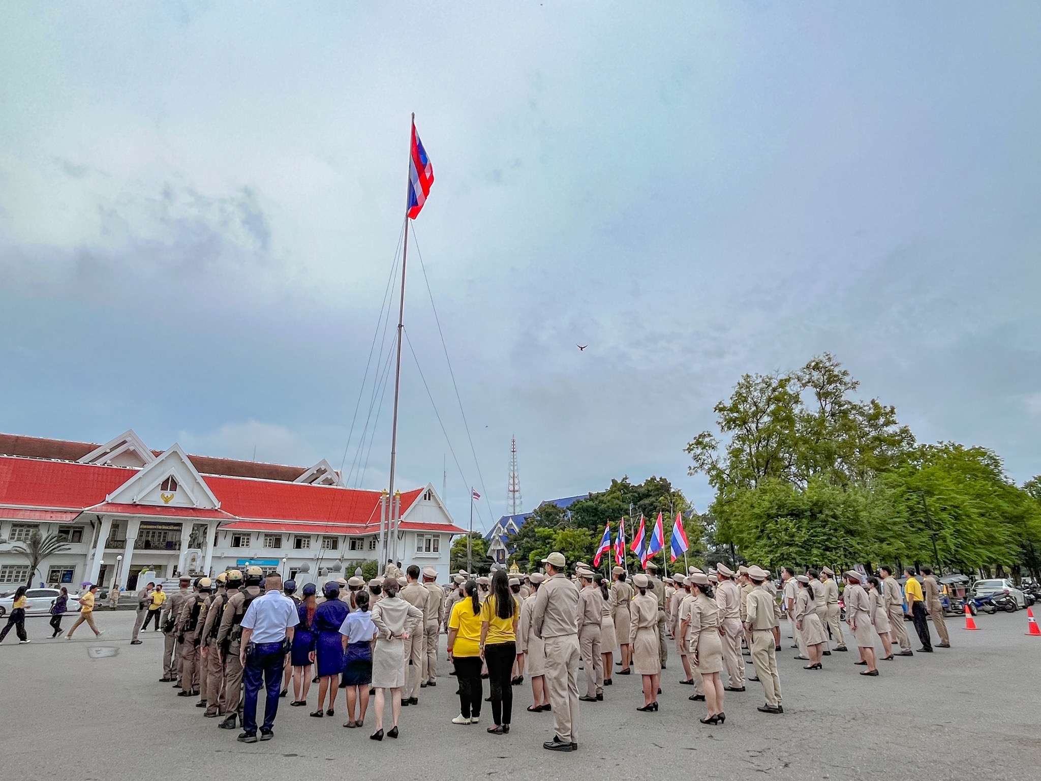 รักชาติ ภูมิใจในชาติ รำลึกในพระมหากรุณาธิคุณ !! พช. ฉะเชิงเทราเข้าร่วมกิจกรรมเข้าแถวเคารพธงชาติ