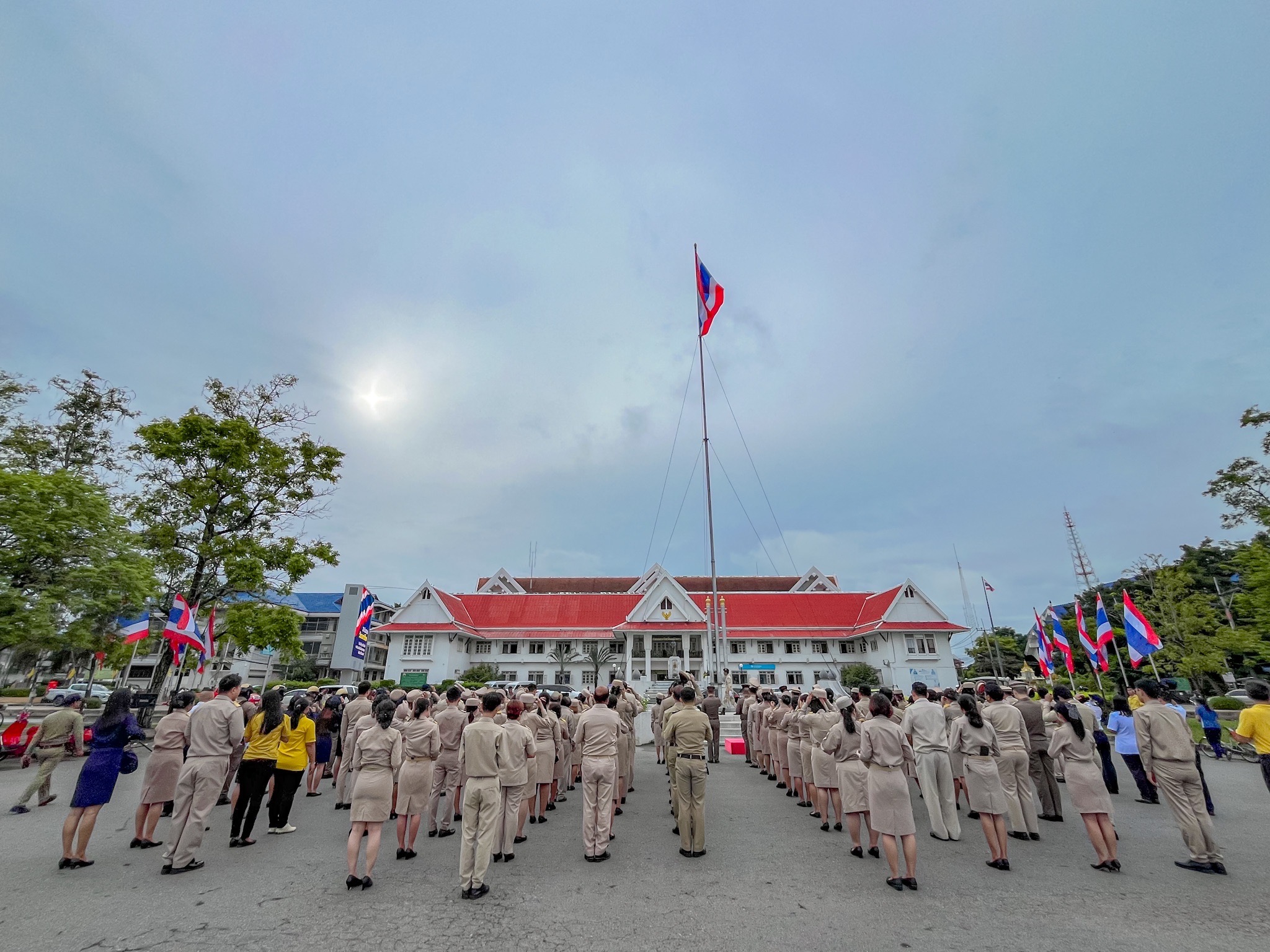 รักชาติ ภูมิใจในชาติ รำลึกในพระมหากรุณาธิคุณ !! พช. ฉะเชิงเทราเข้าร่วมกิจกรรมเข้าแถวเคารพธงชาติ