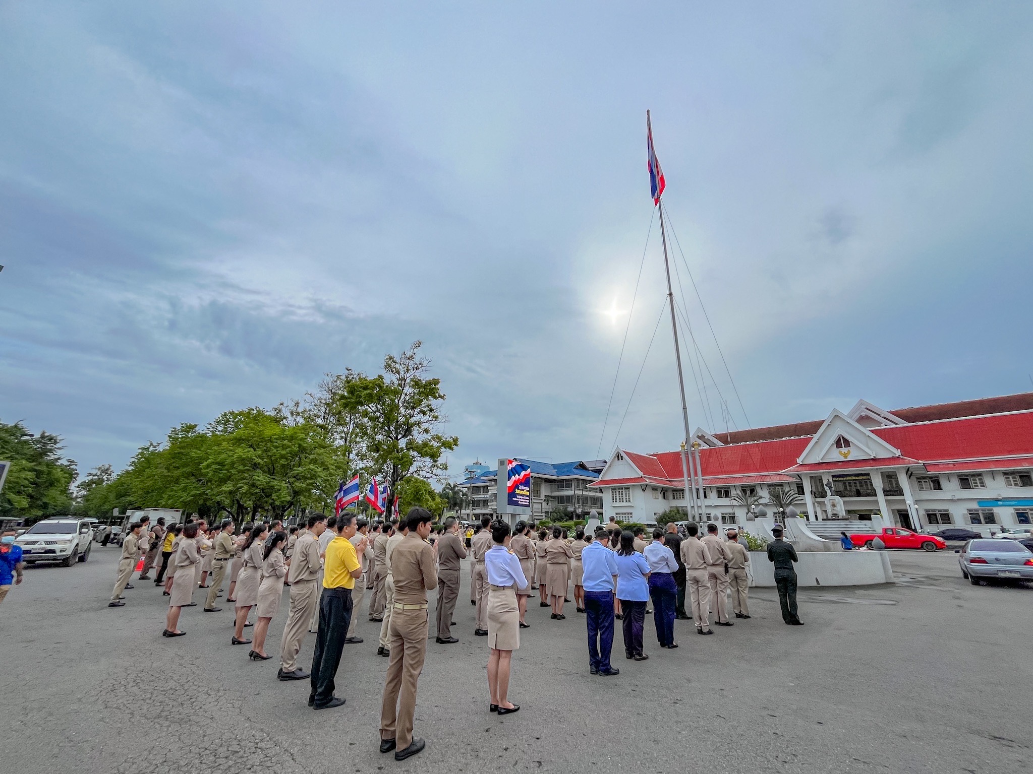 รักชาติ ภูมิใจในชาติ รำลึกในพระมหากรุณาธิคุณ !! พช. ฉะเชิงเทราเข้าร่วมกิจกรรมเข้าแถวเคารพธงชาติ
