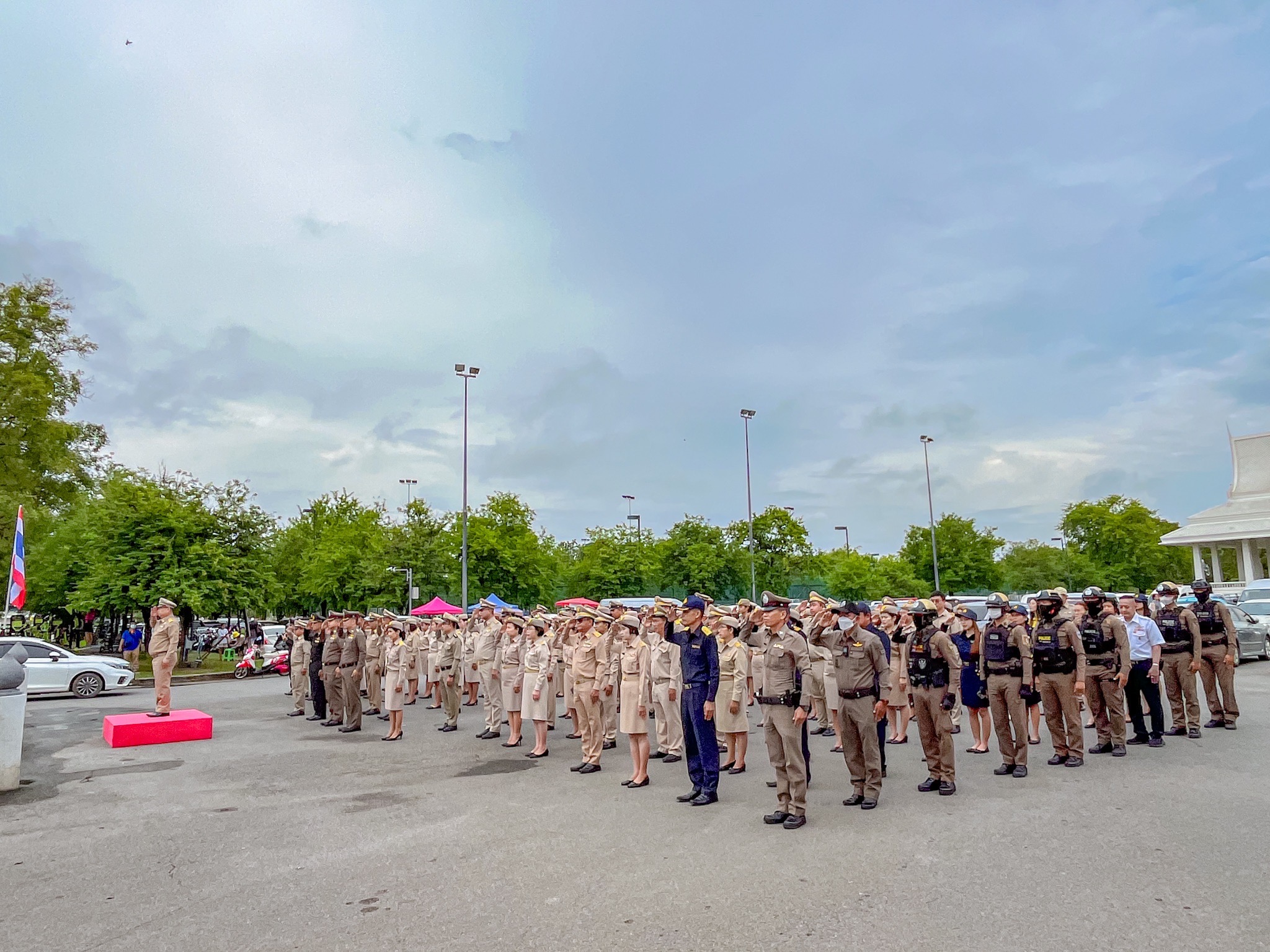รักชาติ ภูมิใจในชาติ รำลึกในพระมหากรุณาธิคุณ !! พช. ฉะเชิงเทราเข้าร่วมกิจกรรมเข้าแถวเคารพธงชาติ