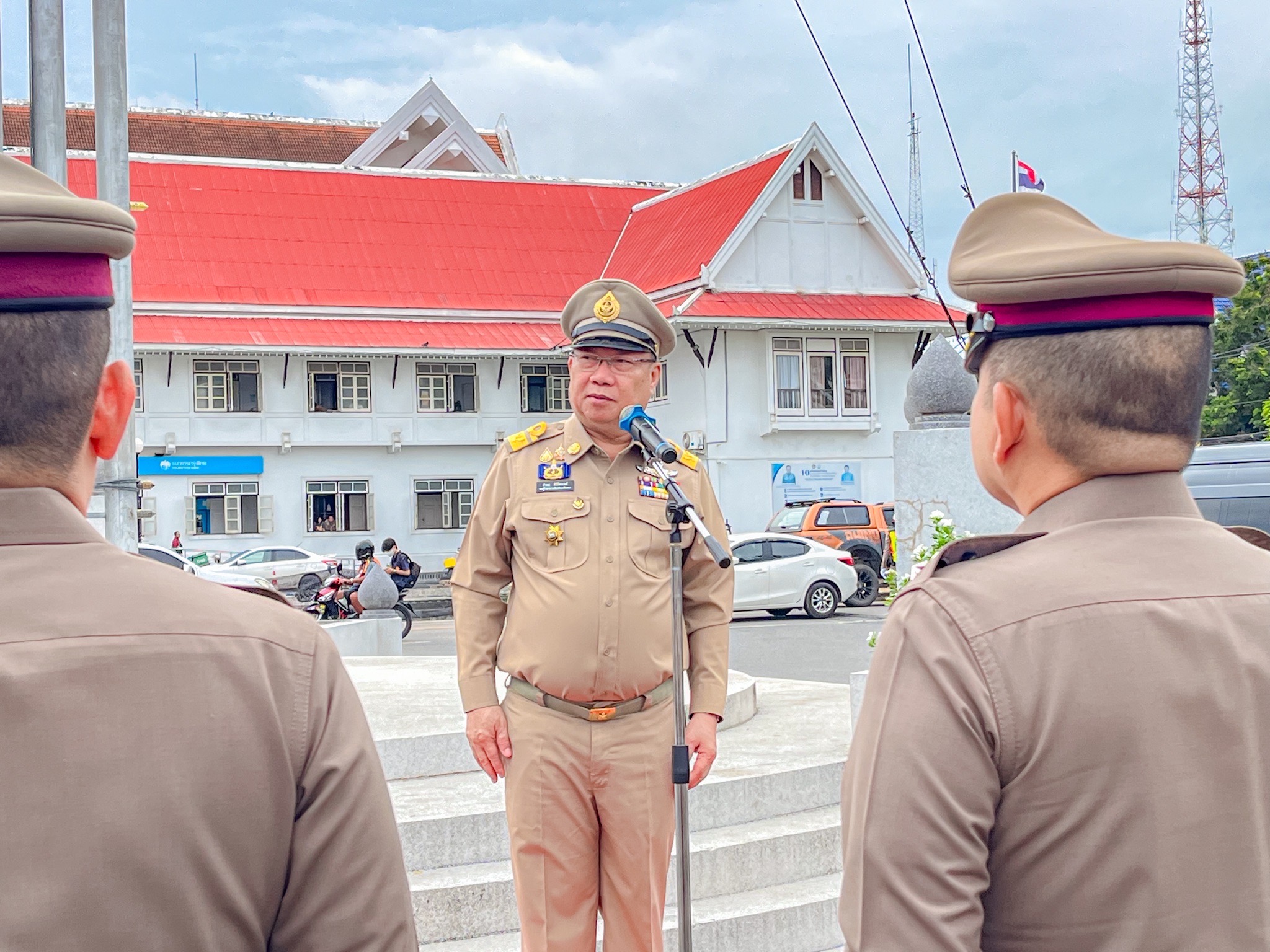 รักชาติ ภูมิใจในชาติ รำลึกในพระมหากรุณาธิคุณ !! พช. ฉะเชิงเทราเข้าร่วมกิจกรรมเข้าแถวเคารพธงชาติ
