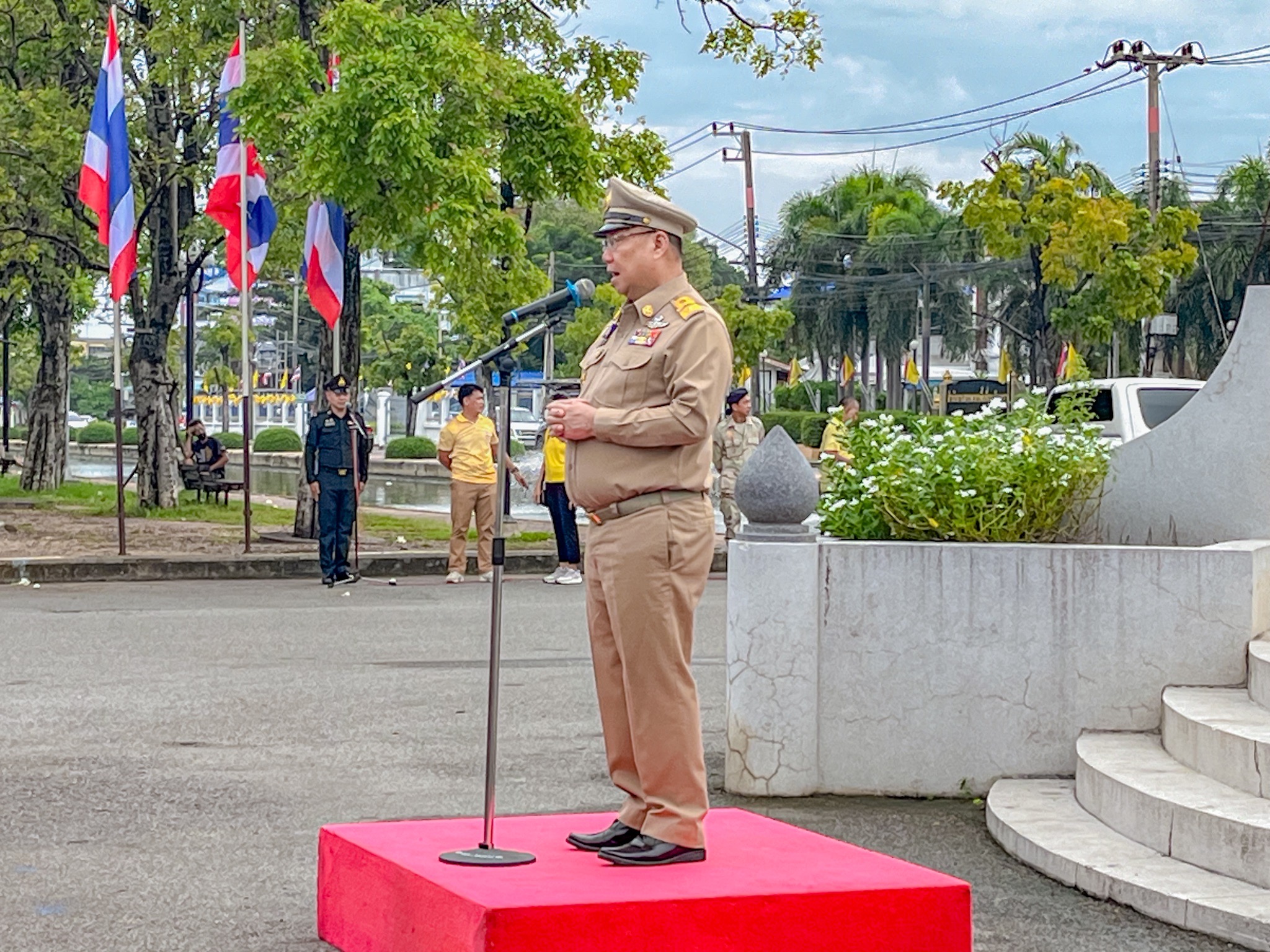 รักชาติ ภูมิใจในชาติ รำลึกในพระมหากรุณาธิคุณ !! พช. ฉะเชิงเทราเข้าร่วมกิจกรรมเข้าแถวเคารพธงชาติ