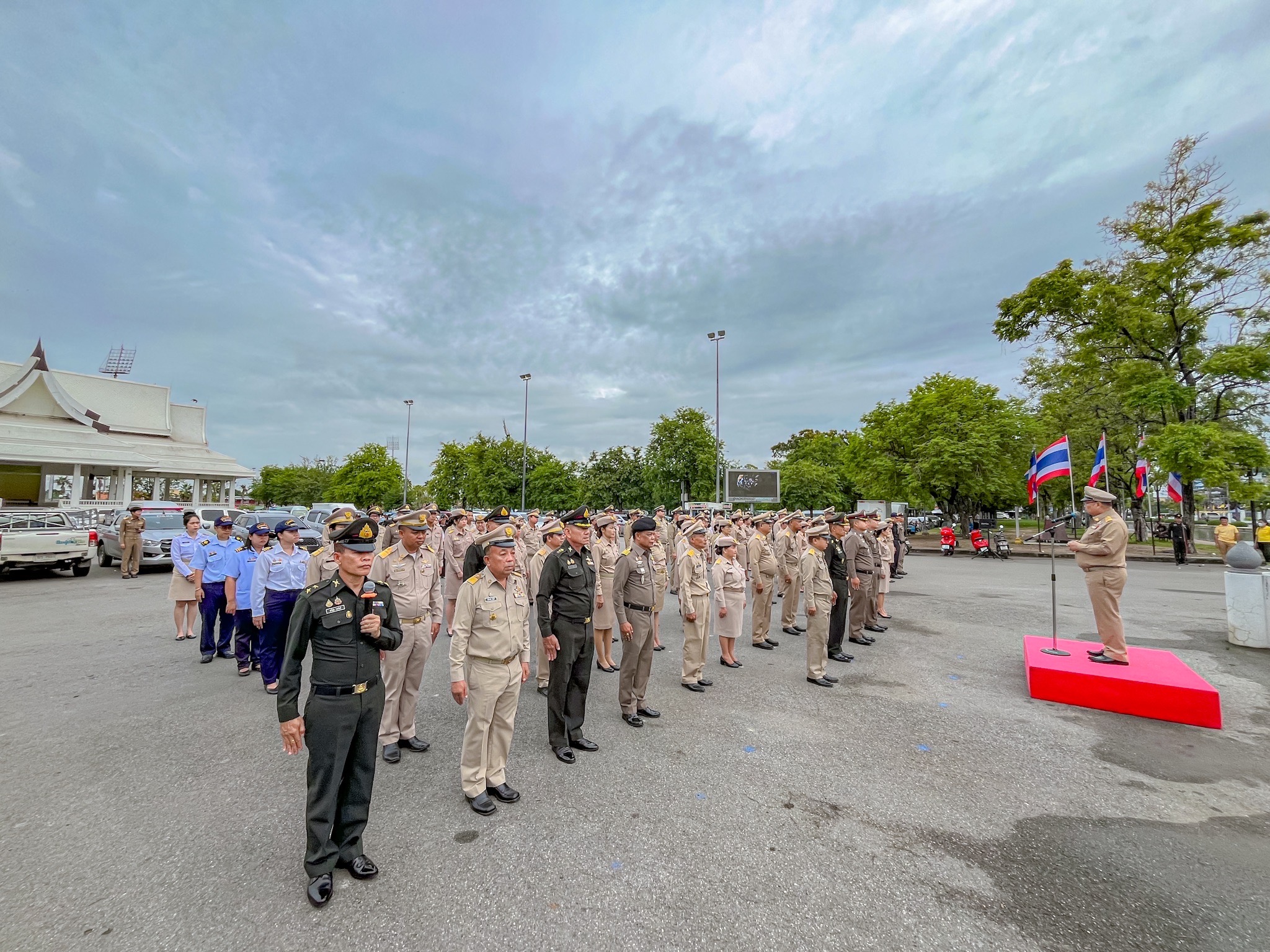 รักชาติ ภูมิใจในชาติ รำลึกในพระมหากรุณาธิคุณ !! พช. ฉะเชิงเทราเข้าร่วมกิจกรรมเข้าแถวเคารพธงชาติ