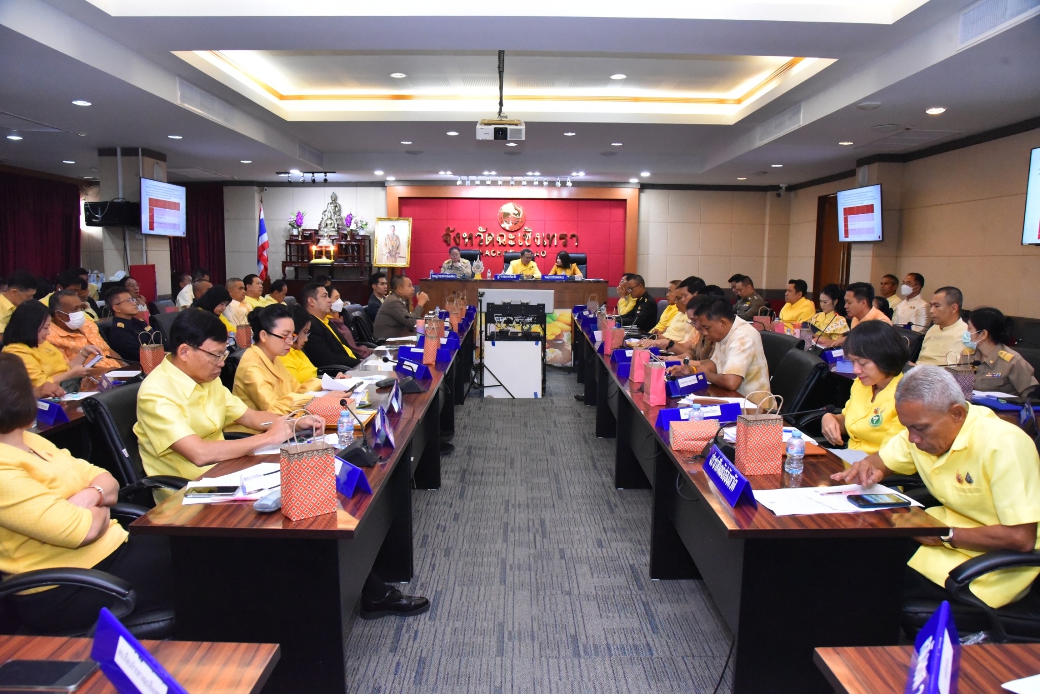 เศรษฐกิจฐานรากมั่นคง ชุมชนเข้มแข็ง พช. แปดริ้ว สร้างขวัญกำลังใจให้แก่เครือข่ายงานพัฒนาชุมชนดีเด่น ประจำปี 2567 ผู้ว่าราชการจังหวัดฉะเชิงเทรา มอบเกียรติบัตรแก่หมู่บ้านต้นแบบการน้อมนำแนวพระราชดำริไปประยุกต์ใช้ กิจกรรมพัฒนาชุมชนดีเด่น ระดับจังหวัด และตำบลสารสนเทศตำบลดีเด่น ประจำปี 2567