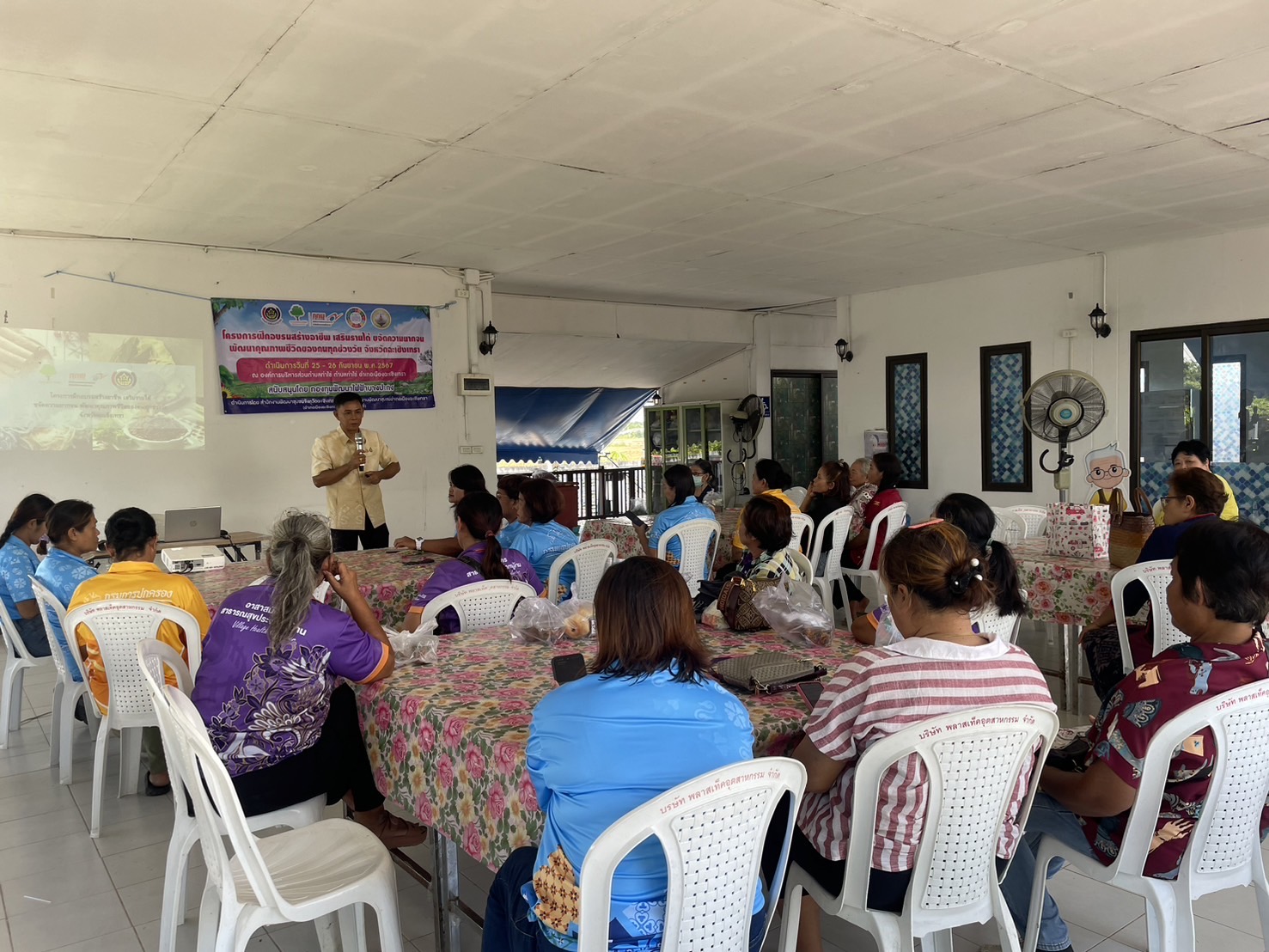 พช.ฉะเชิงเทรา ดำเนินงานโครงการฝึกอบรมสร้างอาชีพ เสริมรายได้ ขจัดความยากจน