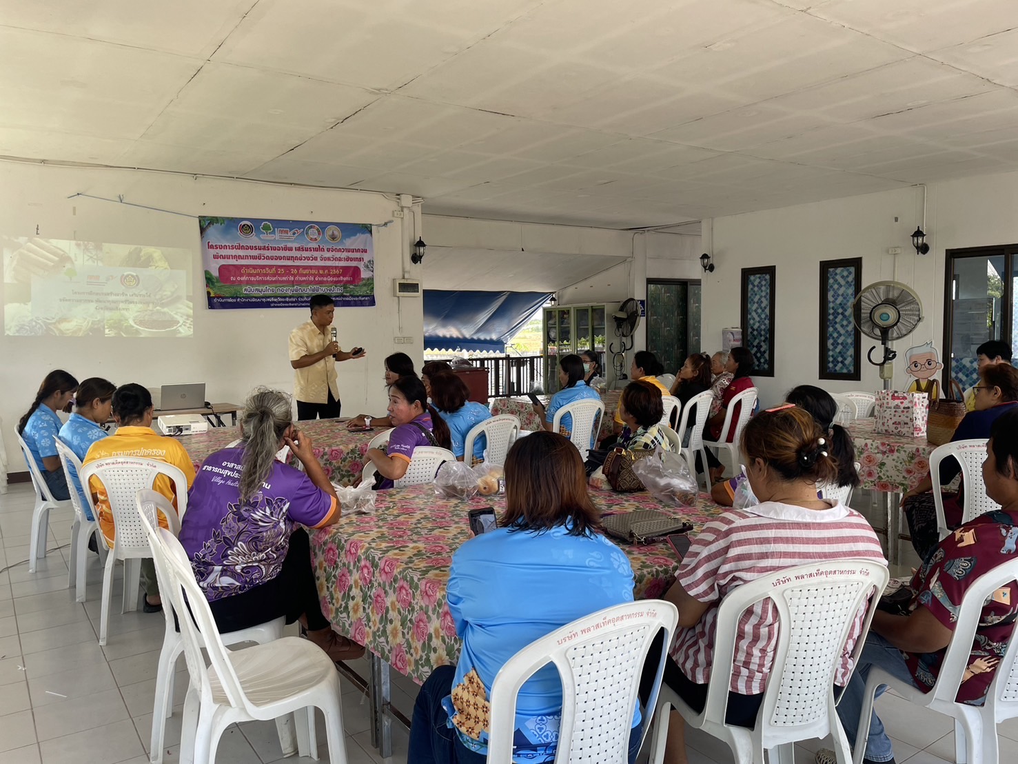 พช.ฉะเชิงเทรา ดำเนินงานโครงการฝึกอบรมสร้างอาชีพ เสริมรายได้ ขจัดความยากจน