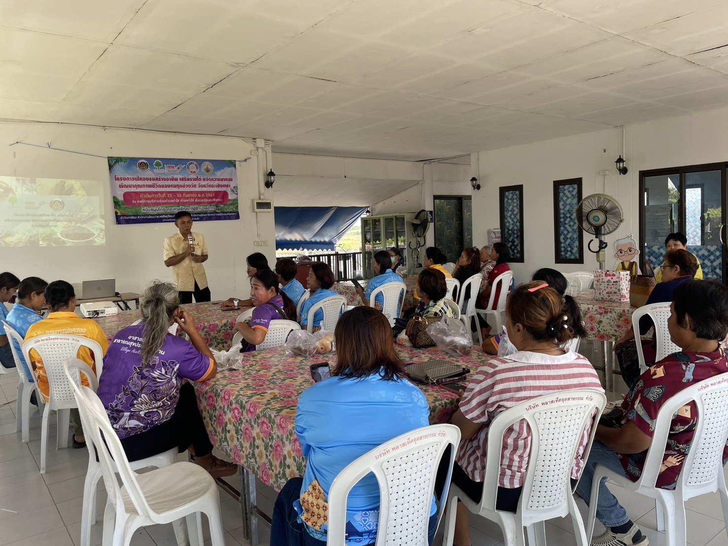 พช.ฉะเชิงเทรา ดำเนินงานโครงการฝึกอบรมสร้างอาชีพ เสริมรายได้ ขจัดความยากจน