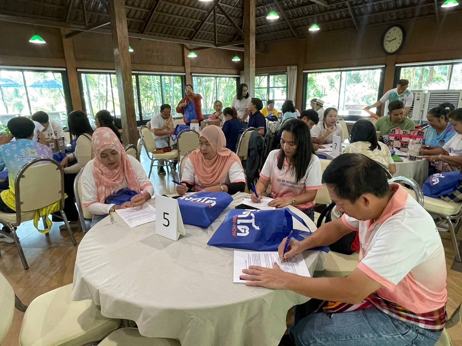 สานสัมพันธ์น้องพี่สมาชิก สอ.พช. !! พช. ฉะเชิงเทรา ดำเนินโครงการส่งเสริมความสัมพันธ์ สอ.พช. ประจำปี 2567 และร่วมมุทิตาจิตแก่ข้าราชการเกษียณ