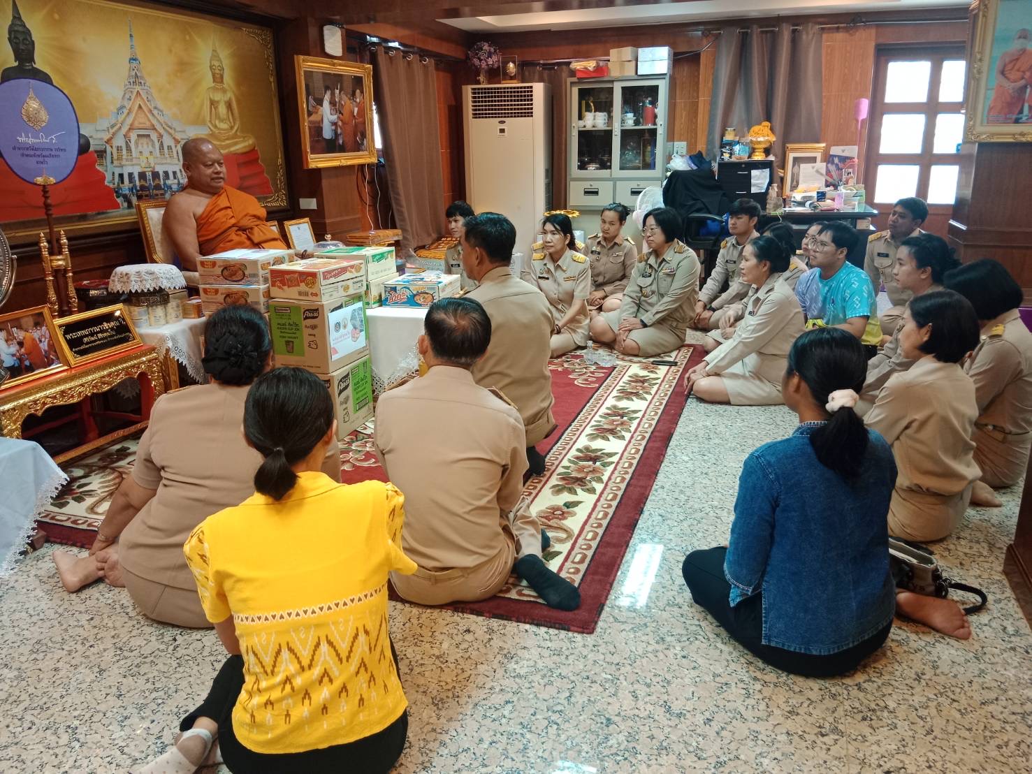 สำนักงานพัฒนาชุมชนจังหวัดฉะเชิงเทรามอบสิ่งของช่วยเหลือผู้ประสบอุทกภัย พร้อมต้อนรับพัฒนากรก่อนประจำการรุ่นที่ 127-128