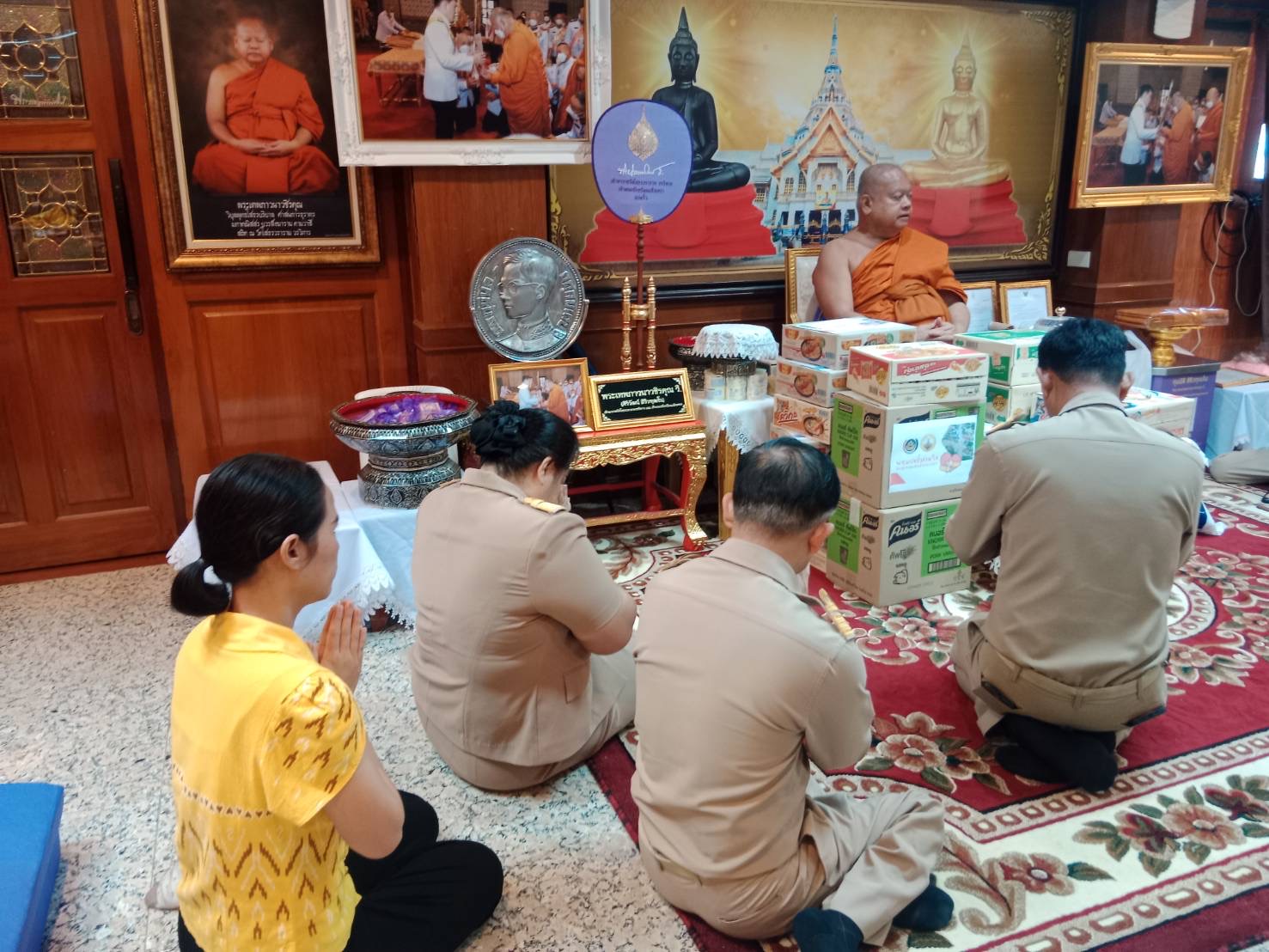 สำนักงานพัฒนาชุมชนจังหวัดฉะเชิงเทรามอบสิ่งของช่วยเหลือผู้ประสบอุทกภัย พร้อมต้อนรับพัฒนากรก่อนประจำการรุ่นที่ 127-128