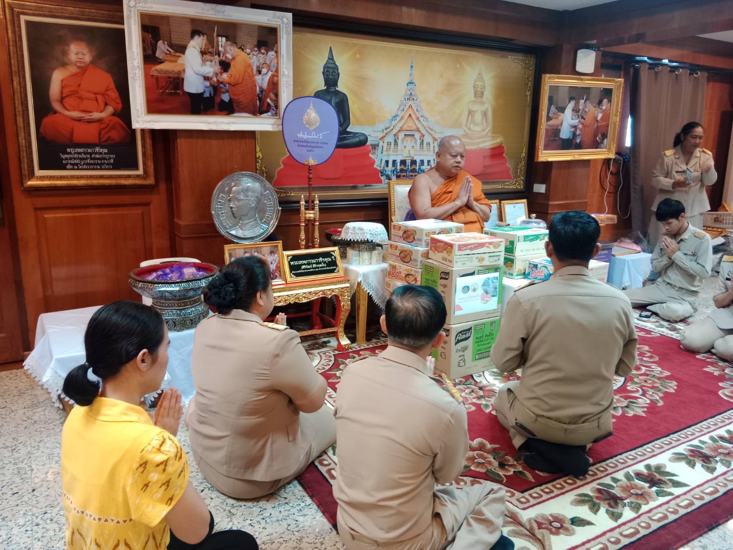 สำนักงานพัฒนาชุมชนจังหวัดฉะเชิงเทรามอบสิ่งของช่วยเหลือผู้ประสบอุทกภัย พร้อมต้อนรับพัฒนากรก่อนประจำการรุ่นที่ 127-128