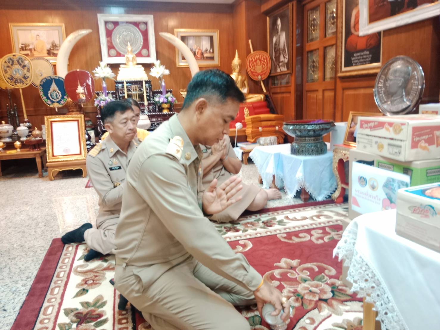 สำนักงานพัฒนาชุมชนจังหวัดฉะเชิงเทรามอบสิ่งของช่วยเหลือผู้ประสบอุทกภัย พร้อมต้อนรับพัฒนากรก่อนประจำการรุ่นที่ 127-128