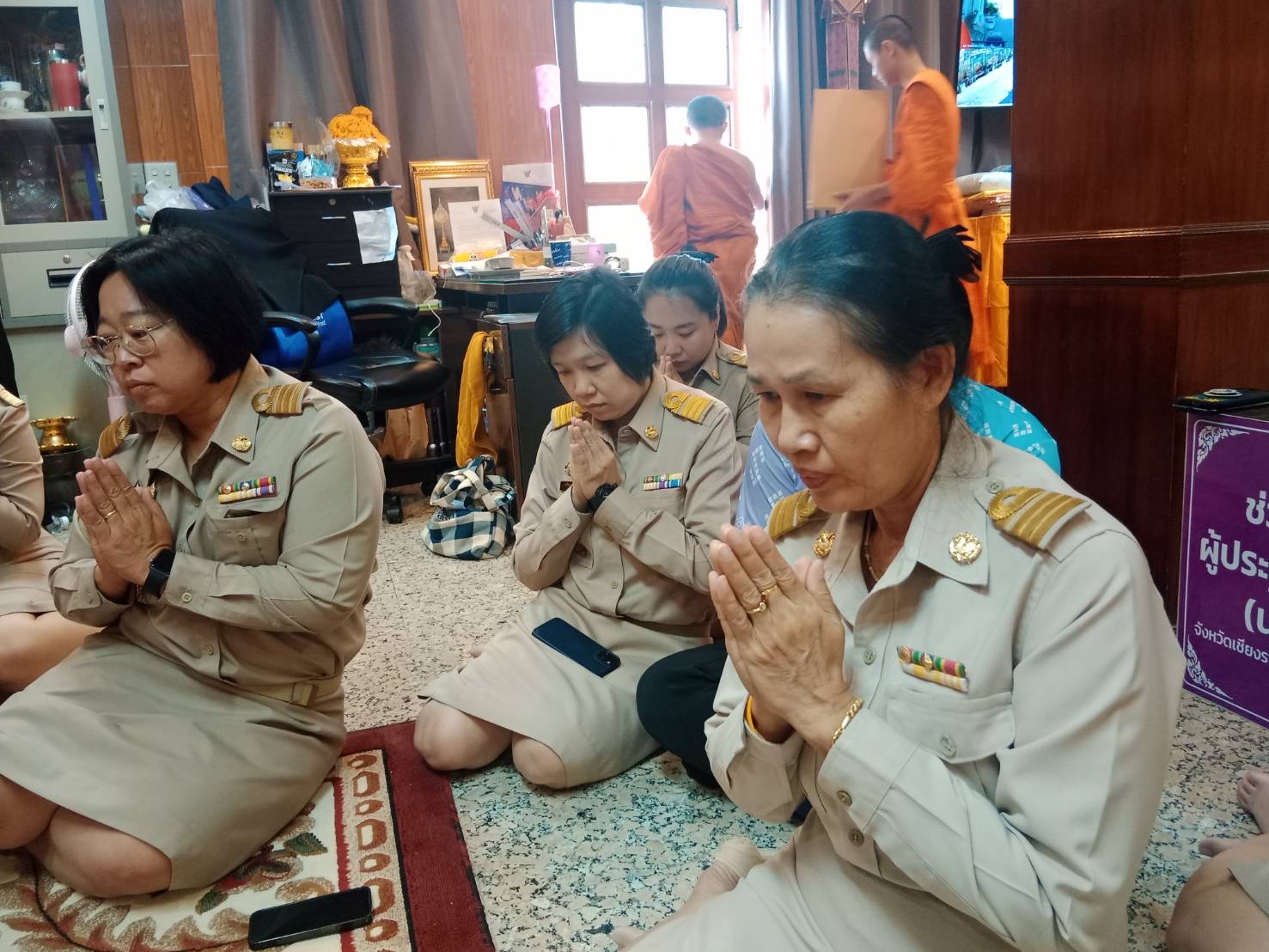 สำนักงานพัฒนาชุมชนจังหวัดฉะเชิงเทรามอบสิ่งของช่วยเหลือผู้ประสบอุทกภัย พร้อมต้อนรับพัฒนากรก่อนประจำการรุ่นที่ 127-128