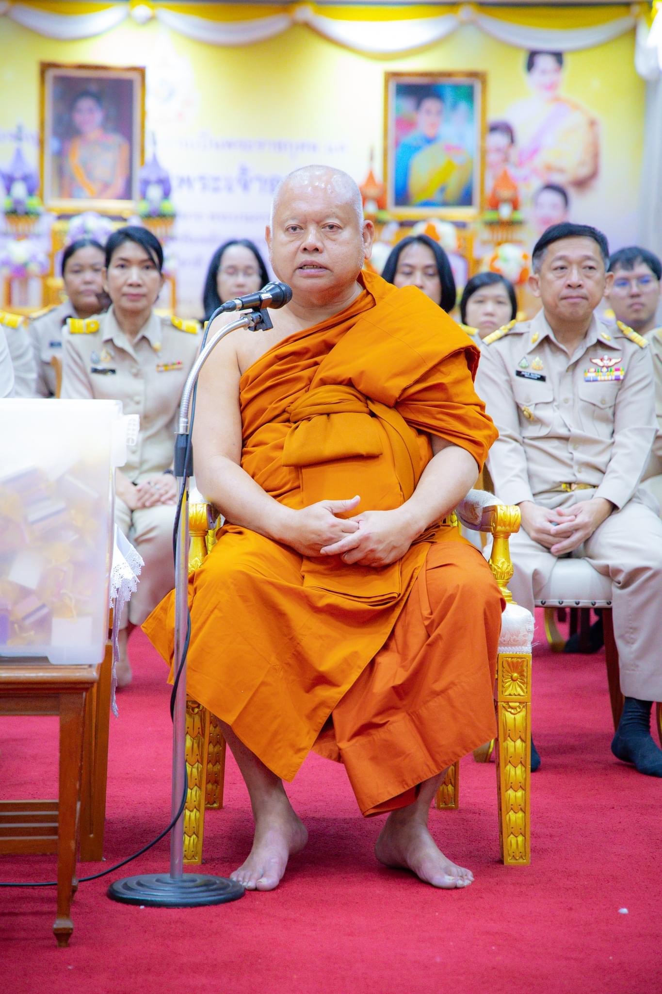 สำนักงานพัฒนาชุมชนจังหวัดฉะเชิงเทรามอบสิ่งของช่วยเหลือผู้ประสบอุทกภัย พร้อมต้อนรับพัฒนากรก่อนประจำการรุ่นที่ 127-128