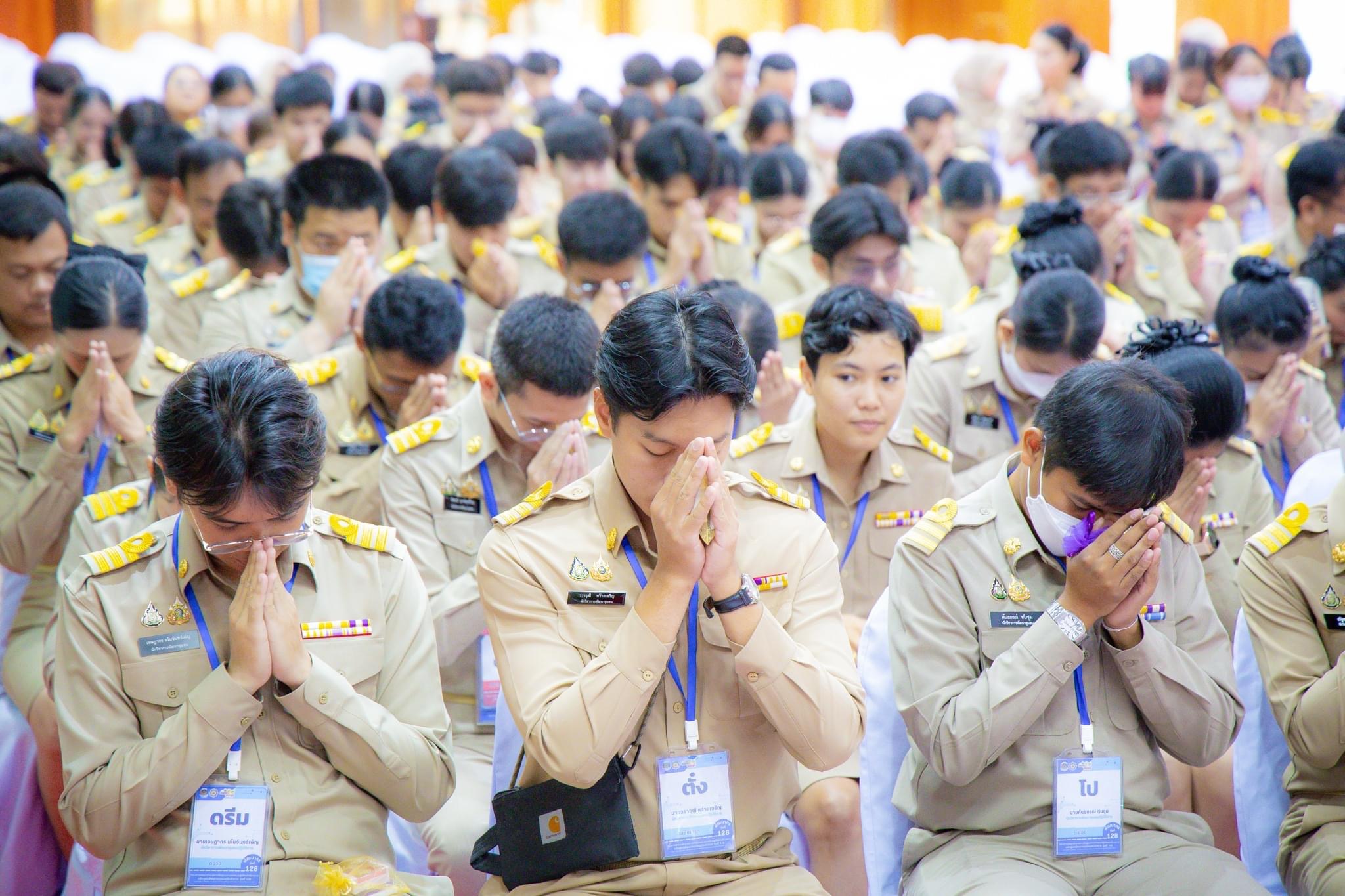 สำนักงานพัฒนาชุมชนจังหวัดฉะเชิงเทรามอบสิ่งของช่วยเหลือผู้ประสบอุทกภัย พร้อมต้อนรับพัฒนากรก่อนประจำการรุ่นที่ 127-128