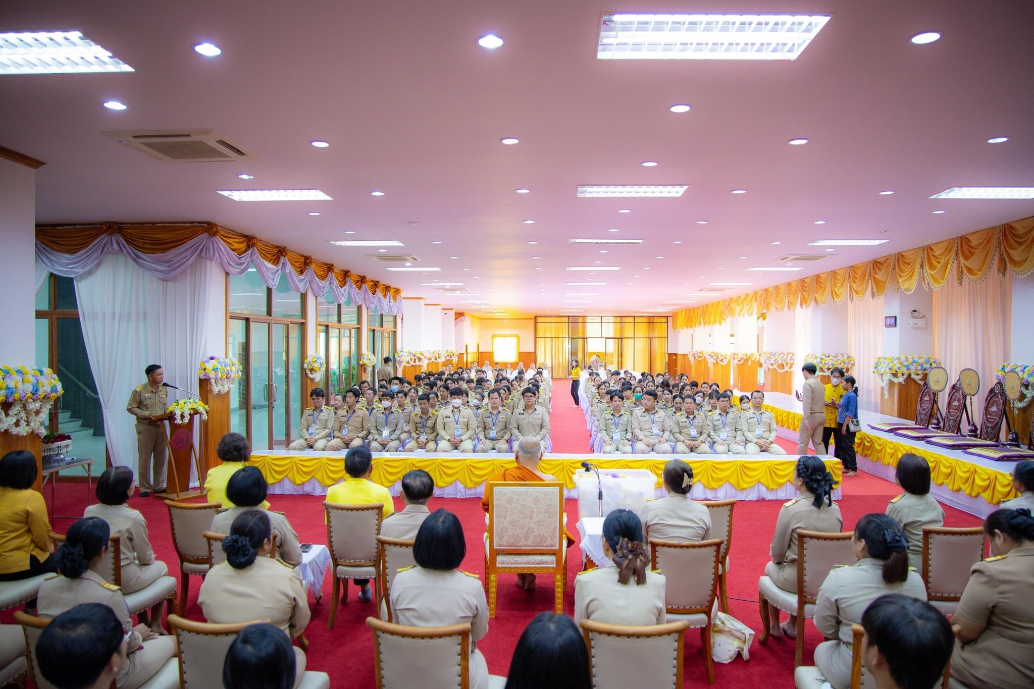 สำนักงานพัฒนาชุมชนจังหวัดฉะเชิงเทรามอบสิ่งของช่วยเหลือผู้ประสบอุทกภัย พร้อมต้อนรับพัฒนากรก่อนประจำการรุ่นที่ 127-128