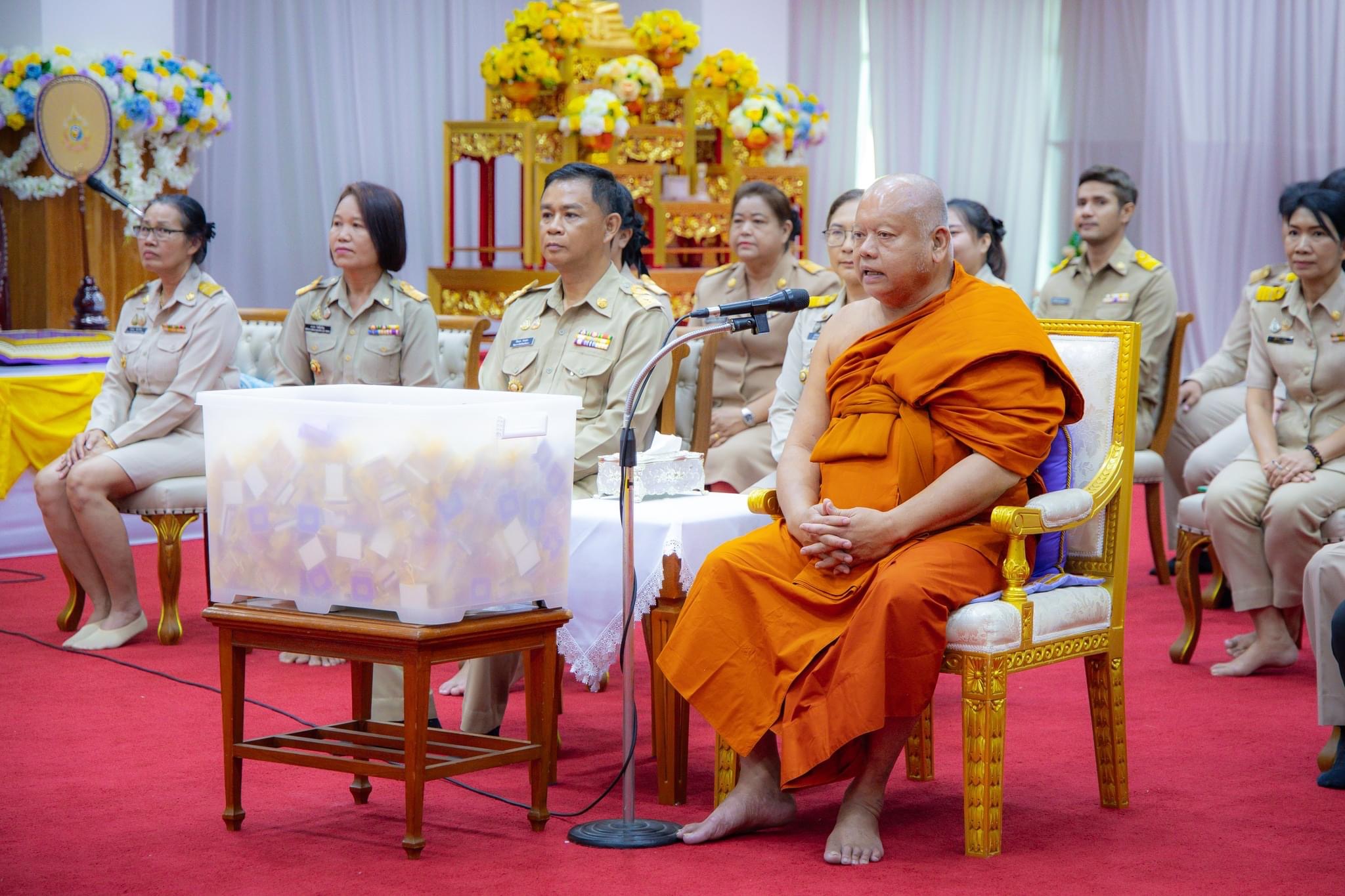 สำนักงานพัฒนาชุมชนจังหวัดฉะเชิงเทรามอบสิ่งของช่วยเหลือผู้ประสบอุทกภัย พร้อมต้อนรับพัฒนากรก่อนประจำการรุ่นที่ 127-128