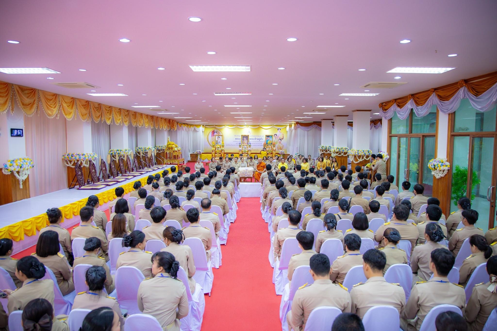 สำนักงานพัฒนาชุมชนจังหวัดฉะเชิงเทรามอบสิ่งของช่วยเหลือผู้ประสบอุทกภัย พร้อมต้อนรับพัฒนากรก่อนประจำการรุ่นที่ 127-128