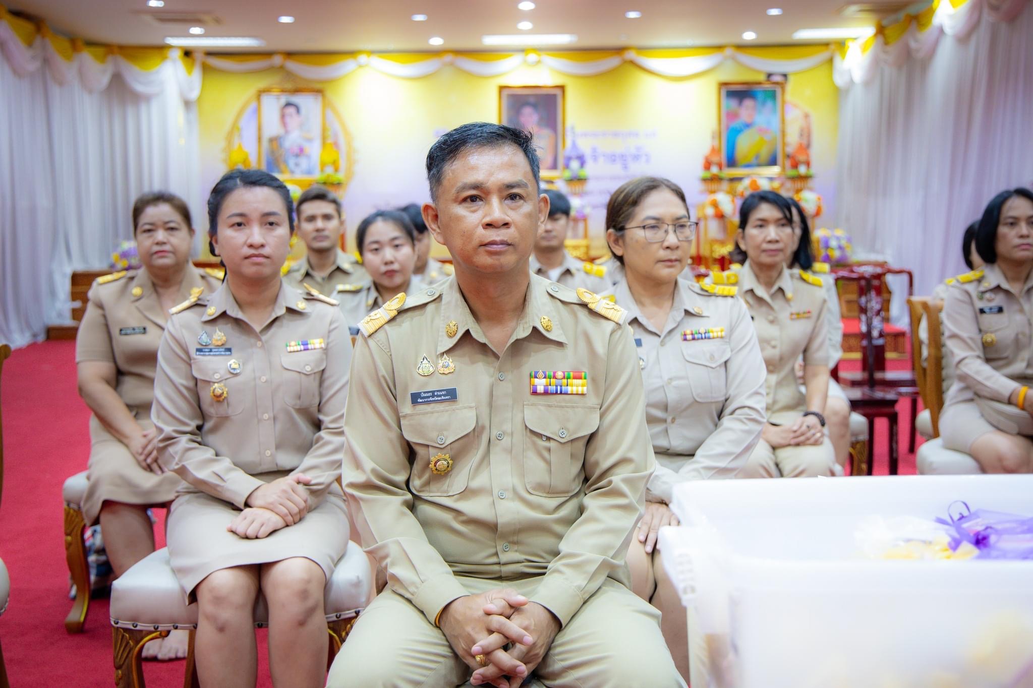 สำนักงานพัฒนาชุมชนจังหวัดฉะเชิงเทรามอบสิ่งของช่วยเหลือผู้ประสบอุทกภัย พร้อมต้อนรับพัฒนากรก่อนประจำการรุ่นที่ 127-128